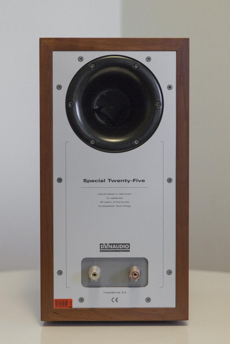FS: DYNAUDIO Special 25 (bookshelf speakers) + DYNAUDIO Stand 4