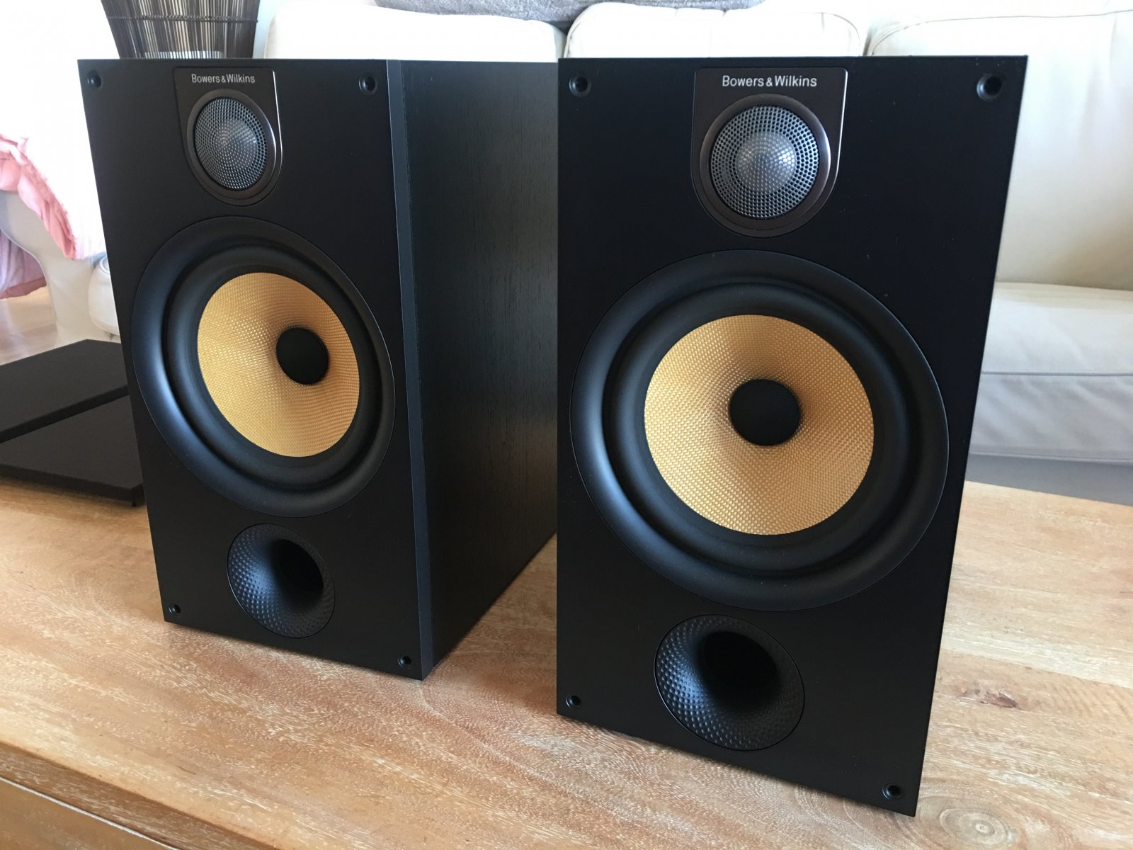 SOLD FS B&W 600 Series 685 s2 bookshelf speaker Stereo, Home