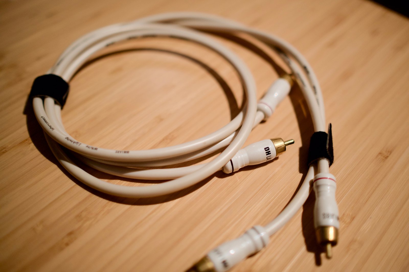 SOLD FS DH LABS WHITE LIGHTNING RCA INTERCONNECT. 1m Pair. ﻿ Stereo