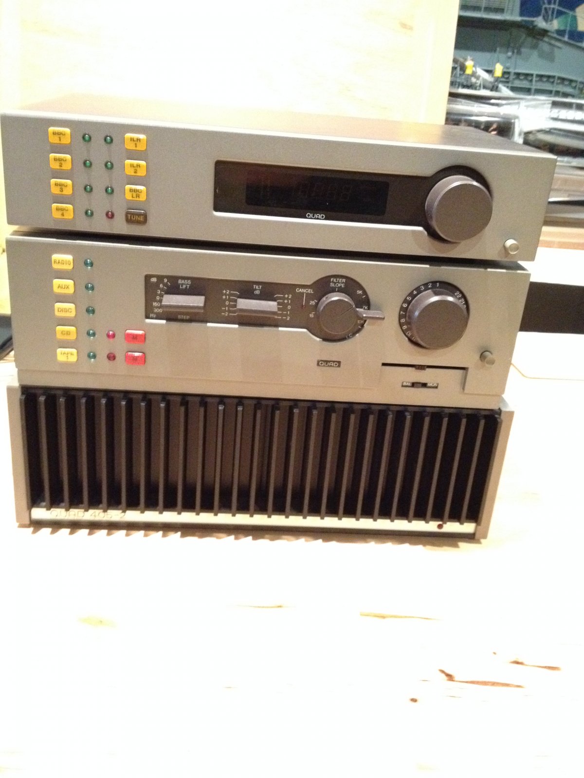 アンプ QUAD 44 / FM4 TUNER QUAD-FM4-open-900x600.jpg