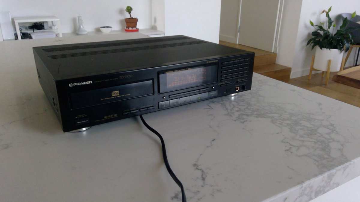 FS Pioneer PD7500 cd player with Optical out and rca analogue