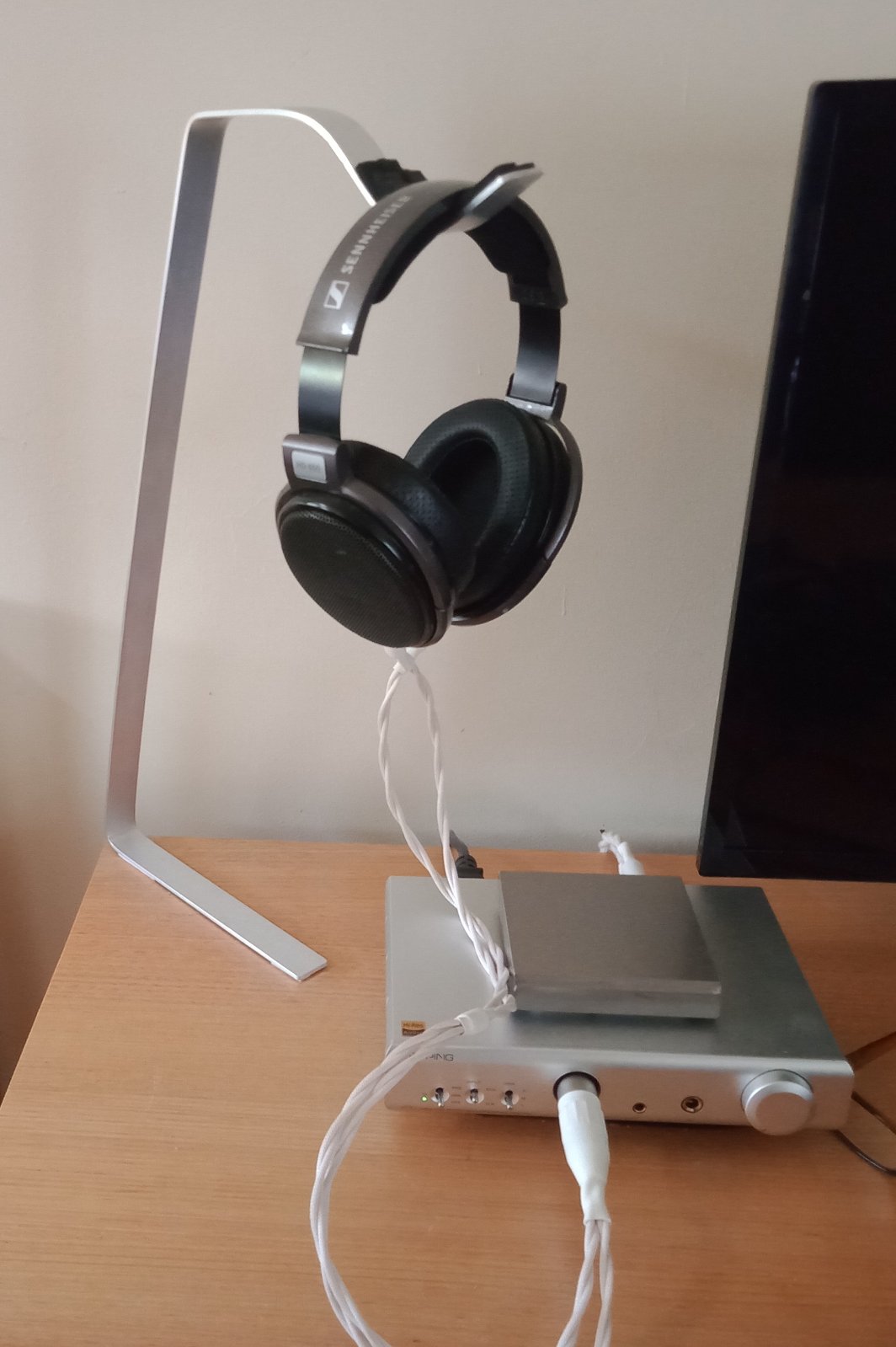 8-headphone-stand-head-fi-portable-desktop-audio-hearables