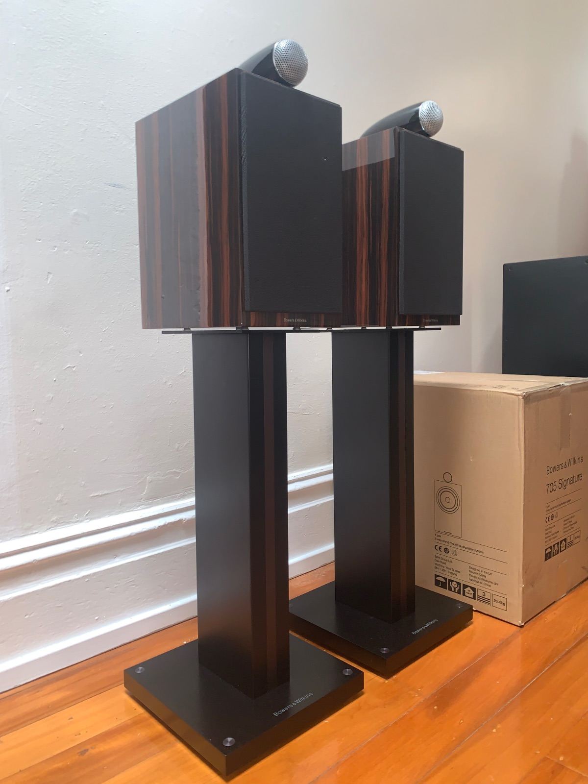 FS Bowers & Wilkins 705 S2 Signature Standmount Speakers with FS700
