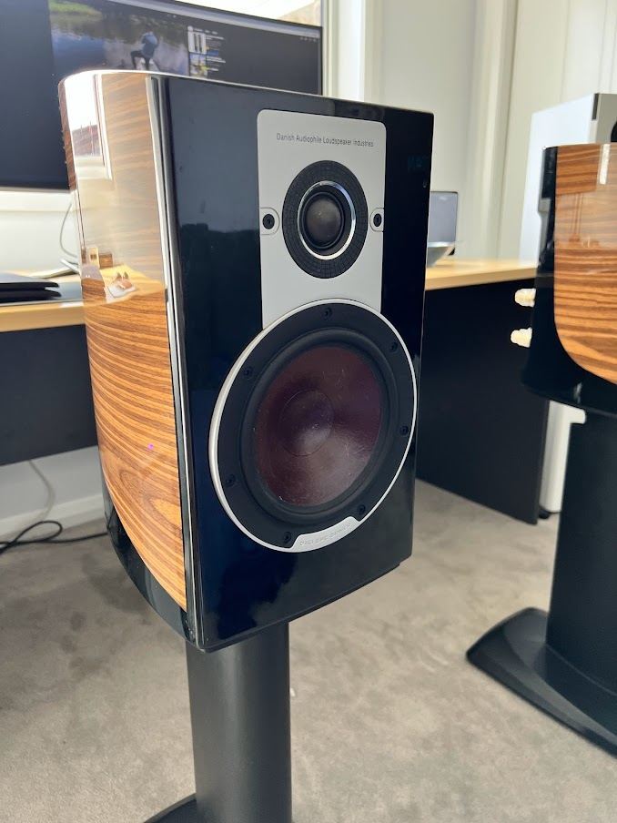 Final price drop - Dali Epicon 2 stand mount speaker + stands