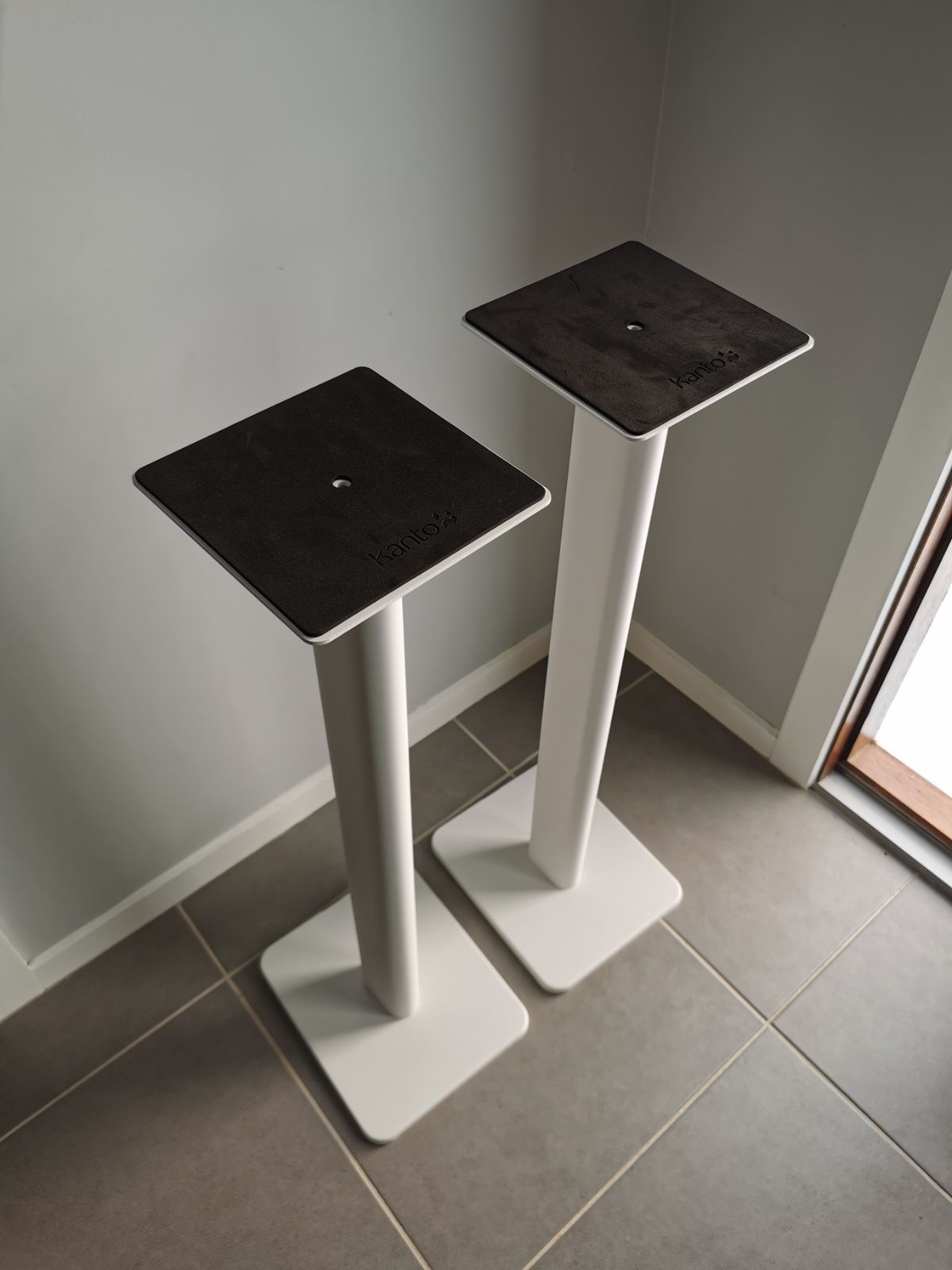 FS Kanto SP32 Speaker Stands in white ﻿ HiFi and Cinema Cables