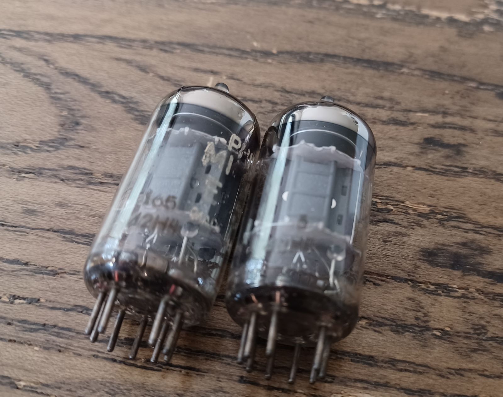 1 TUBE PHILIPS-MINIWATT ECC83. PROD. UTILISÉ. 25. CH167