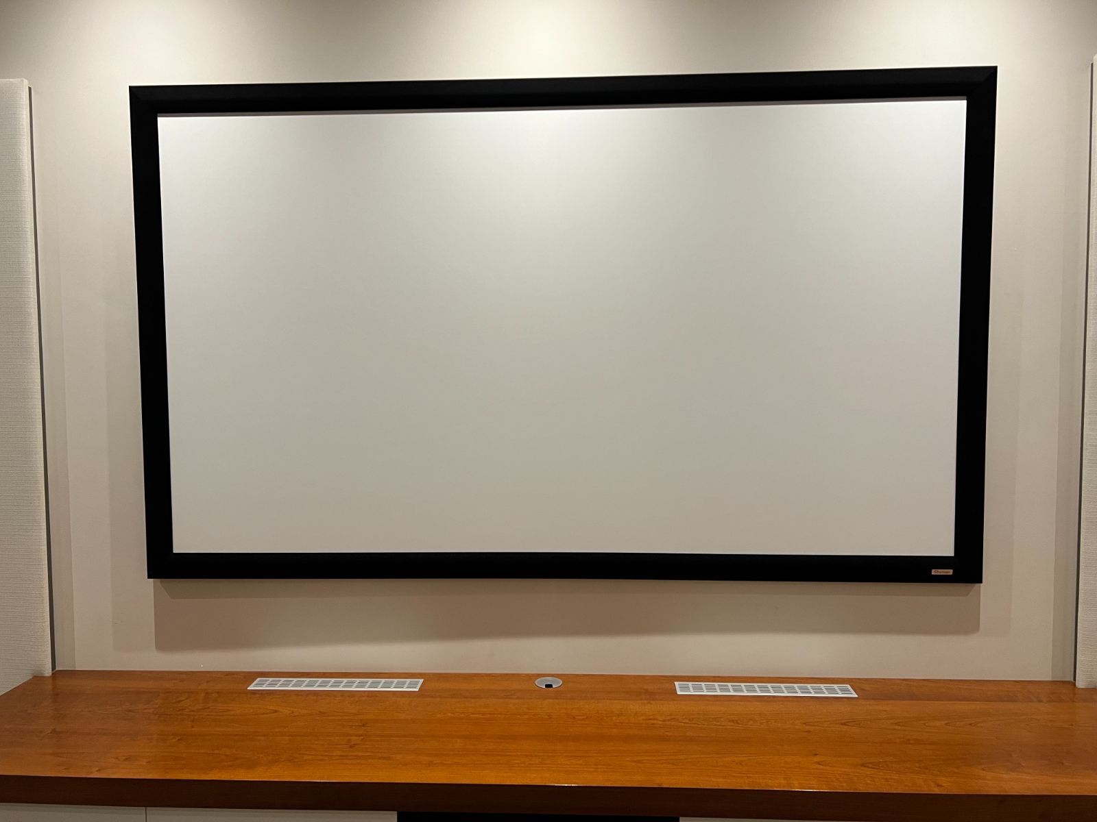 FS JVC DLAHD550 Projector & LP Galleria Projection Screen 100