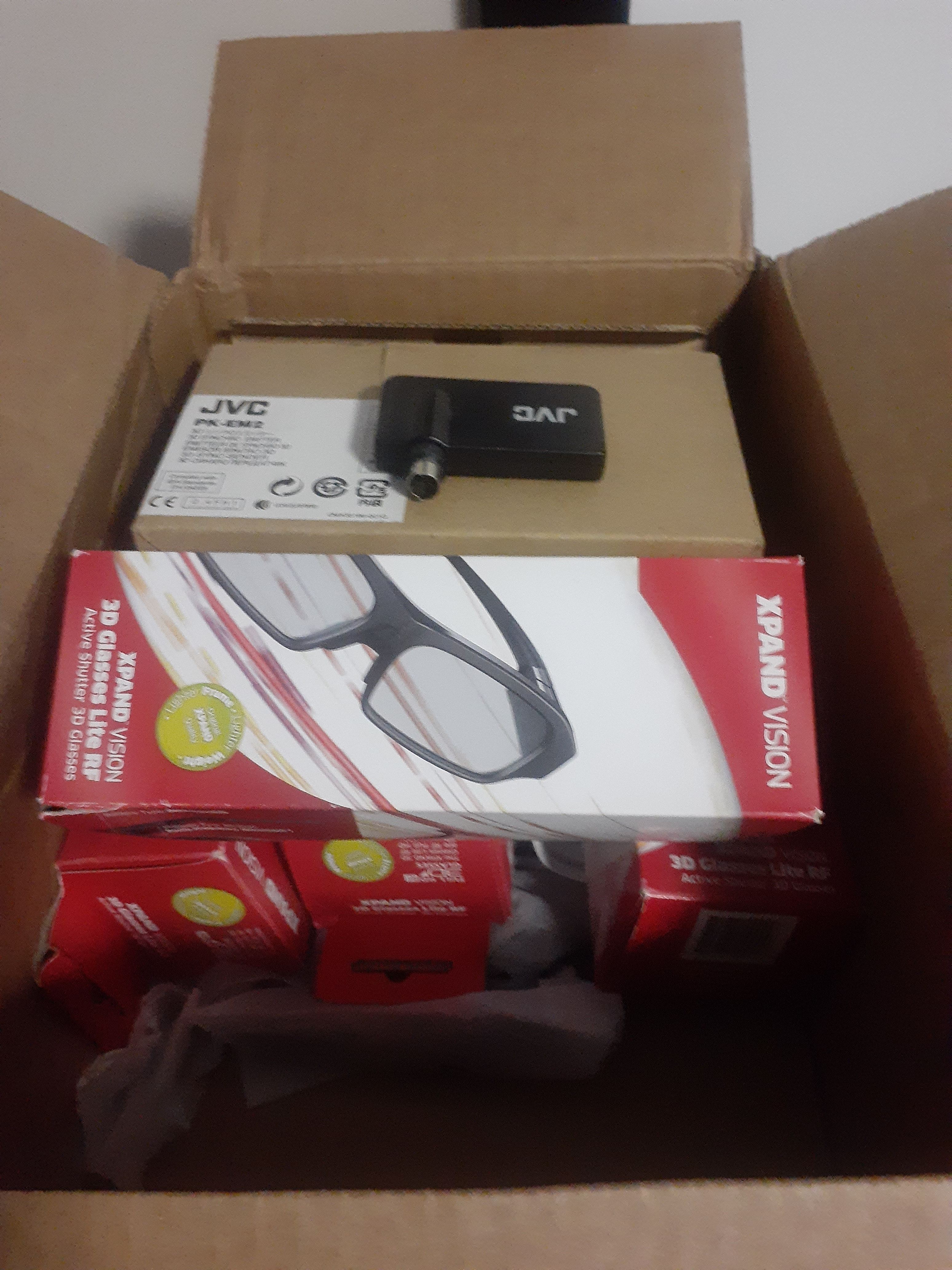 FS JVC PKEM2G RF 3D Synchro Emitter plus 4 x XPAND X105RFX1