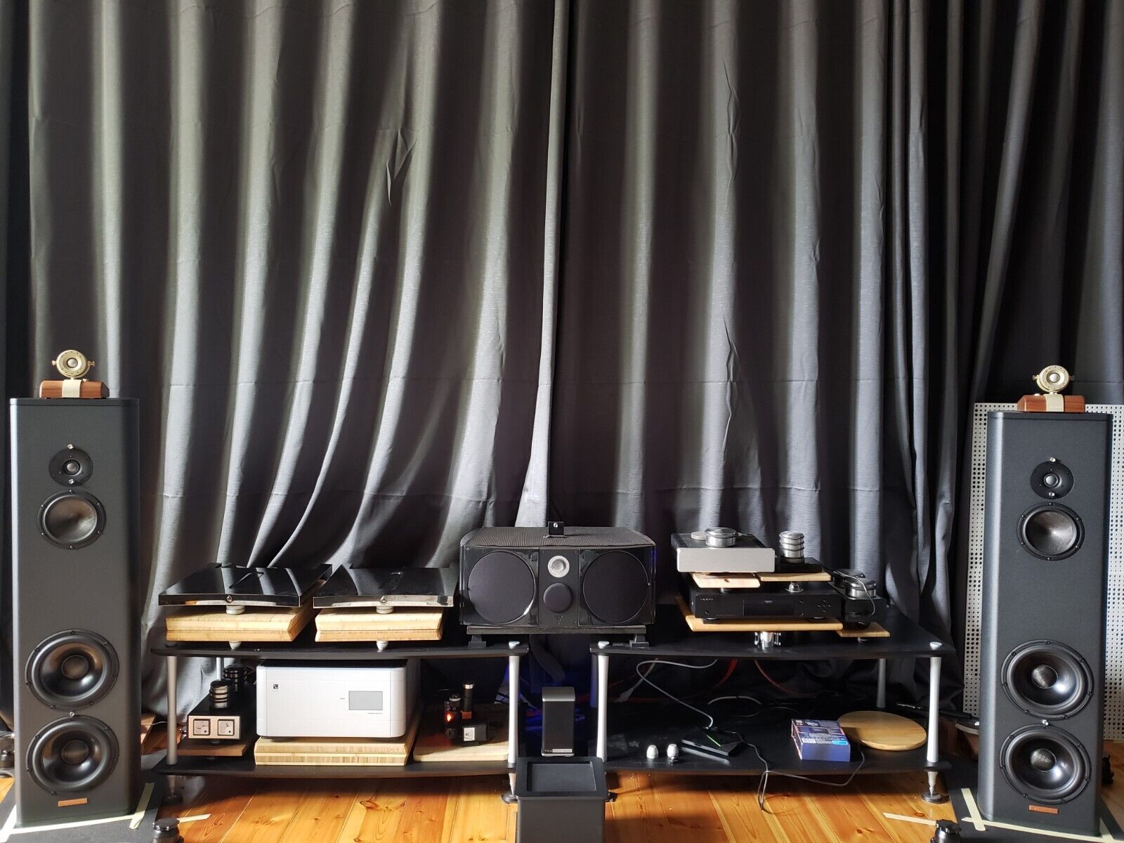 magico-s3-floorstanding-speakers-stereo-home-cinema-headphones
