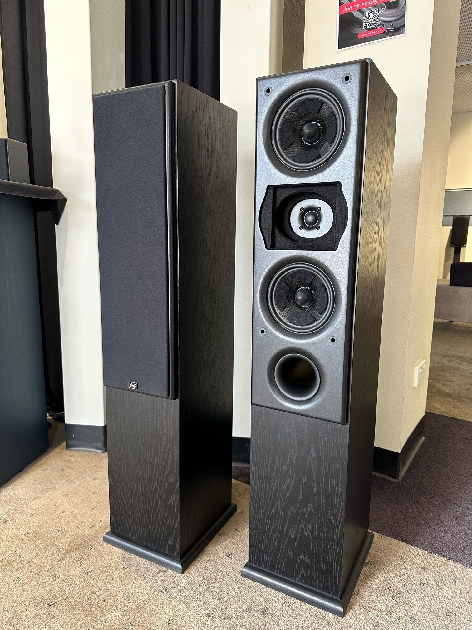 VAF Signature i33 floorstander speakers black oak ﻿ Commercial