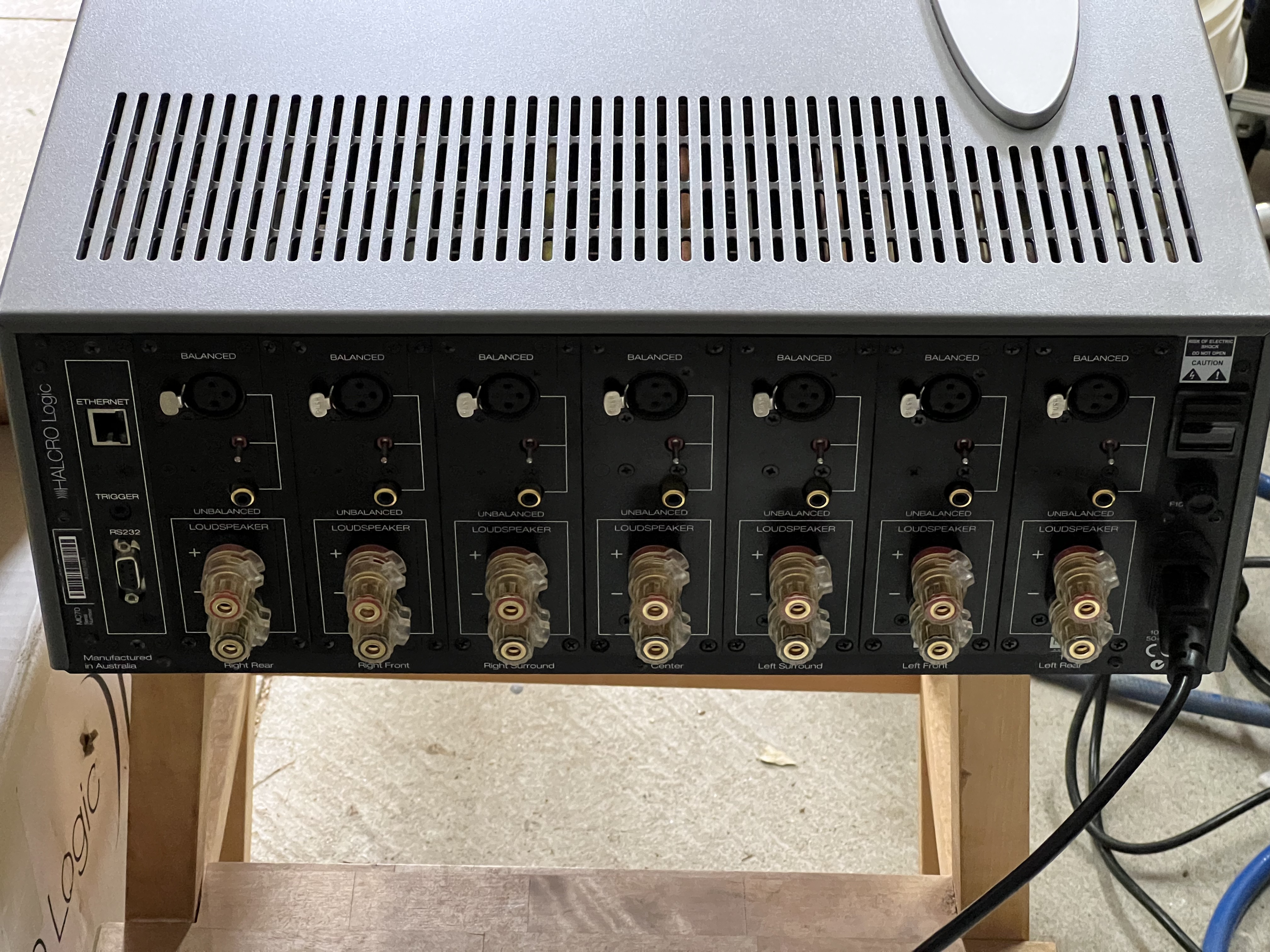 HALCRO MC70 7チャンネルパワーアンプ Halcro MC70 Seven-Channel Power Amplifier - HomeTheaterHifi.com