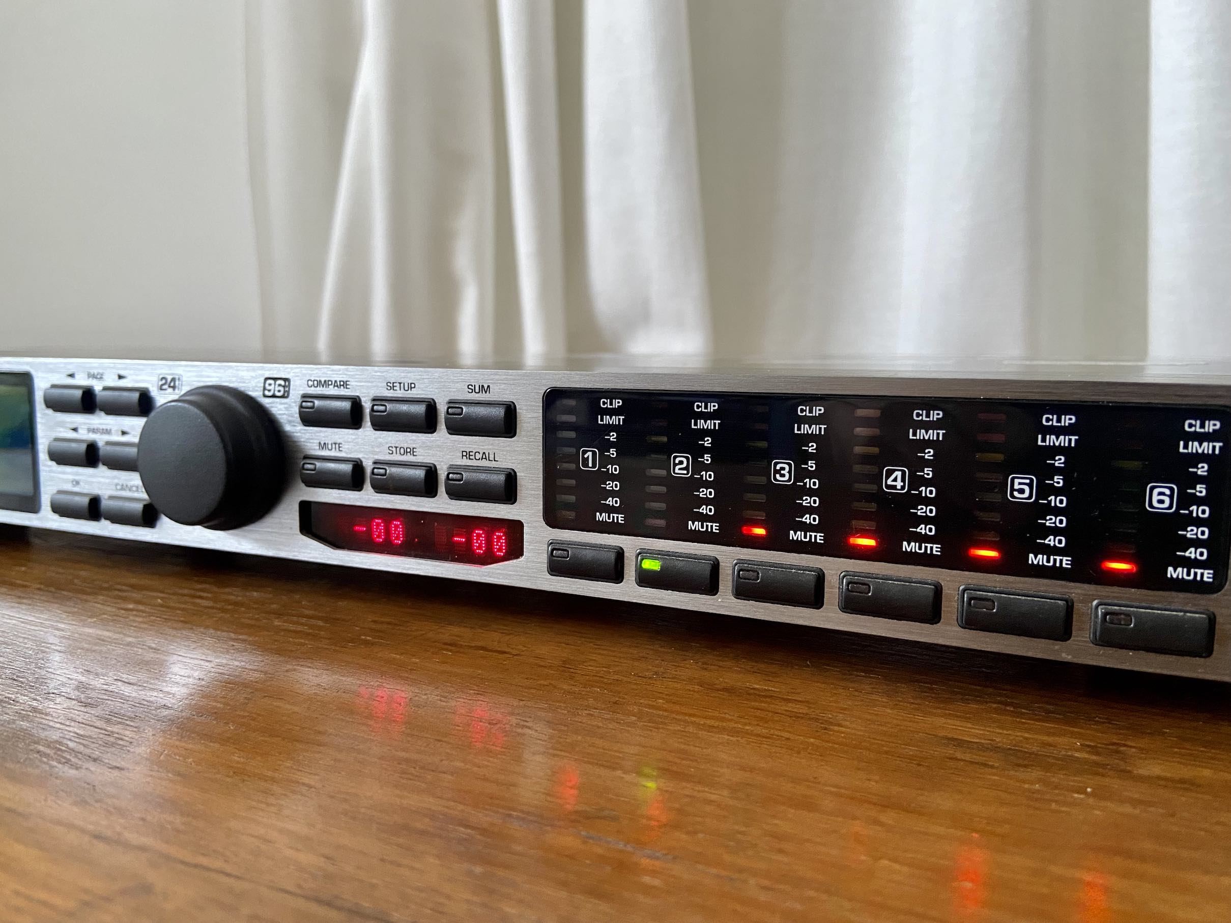 Behringer DCX2496 DAC / processor / xover / preamp modified ﻿ Stereo