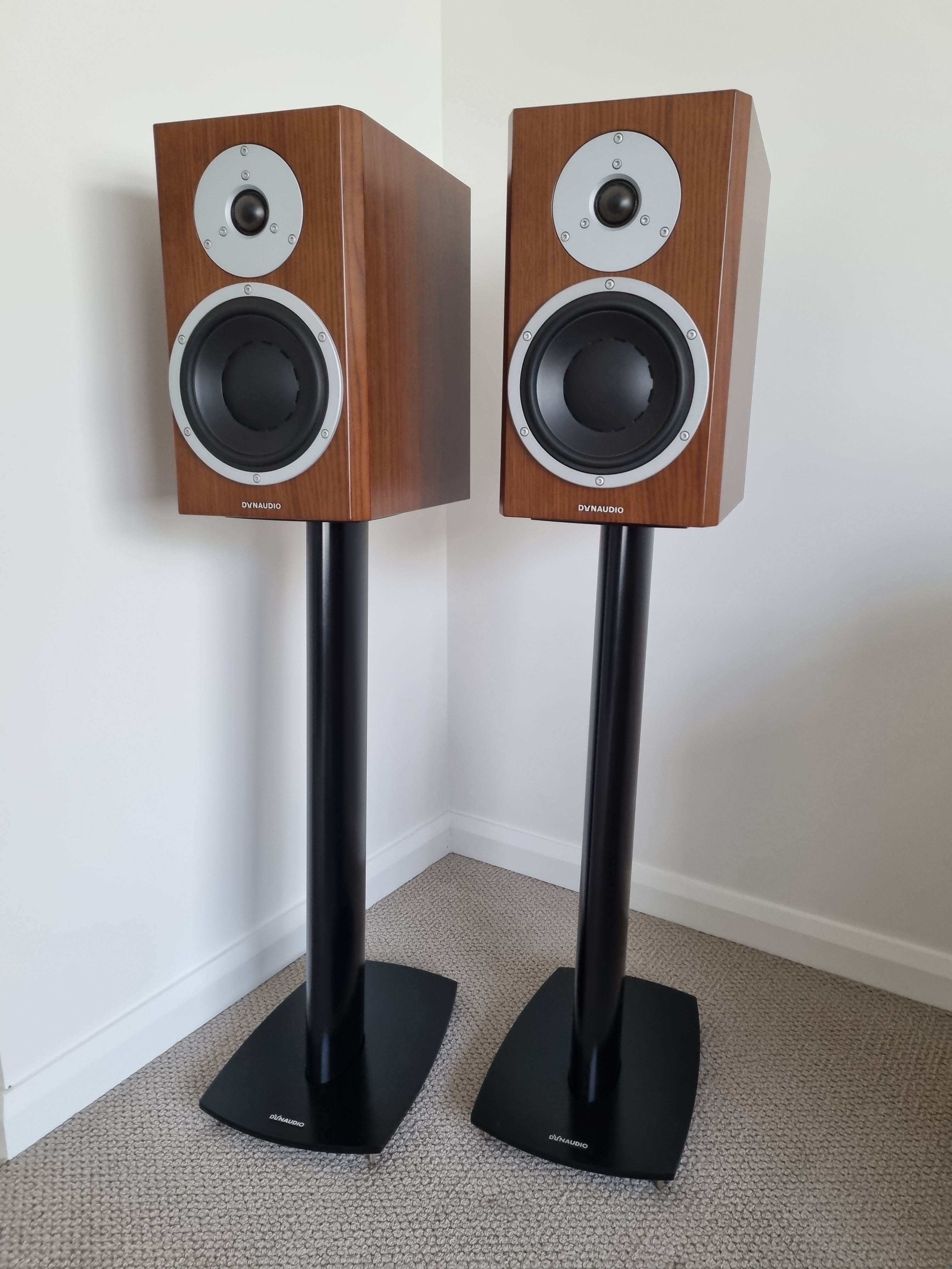 デンマークのdynaudio【ディナウディオExcite X18】サテンブラック Dynaudio Excite X18 (Rosewood Satin) Bookshelf speakers at