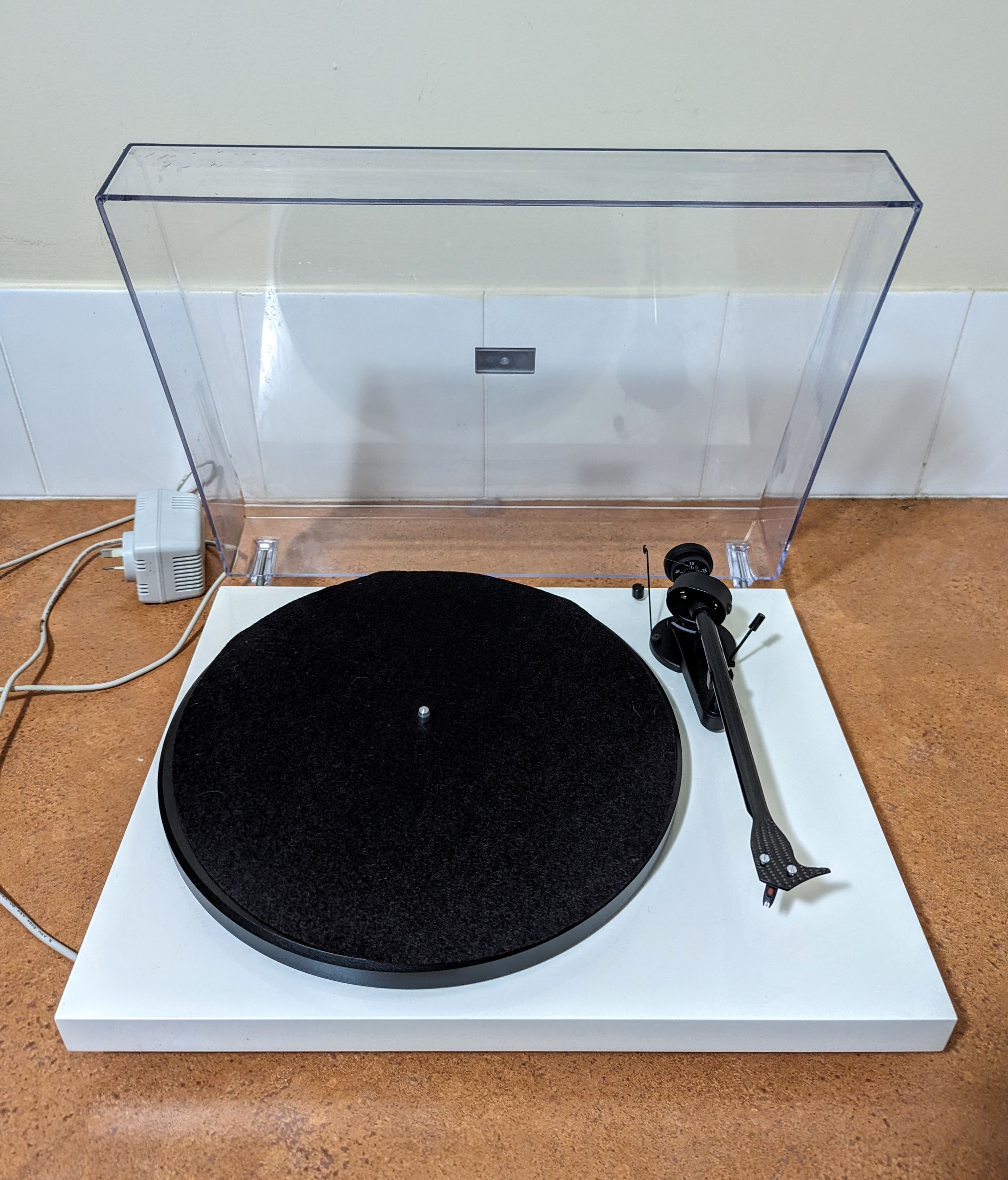 Pro-Ject Debut Carbon (White)