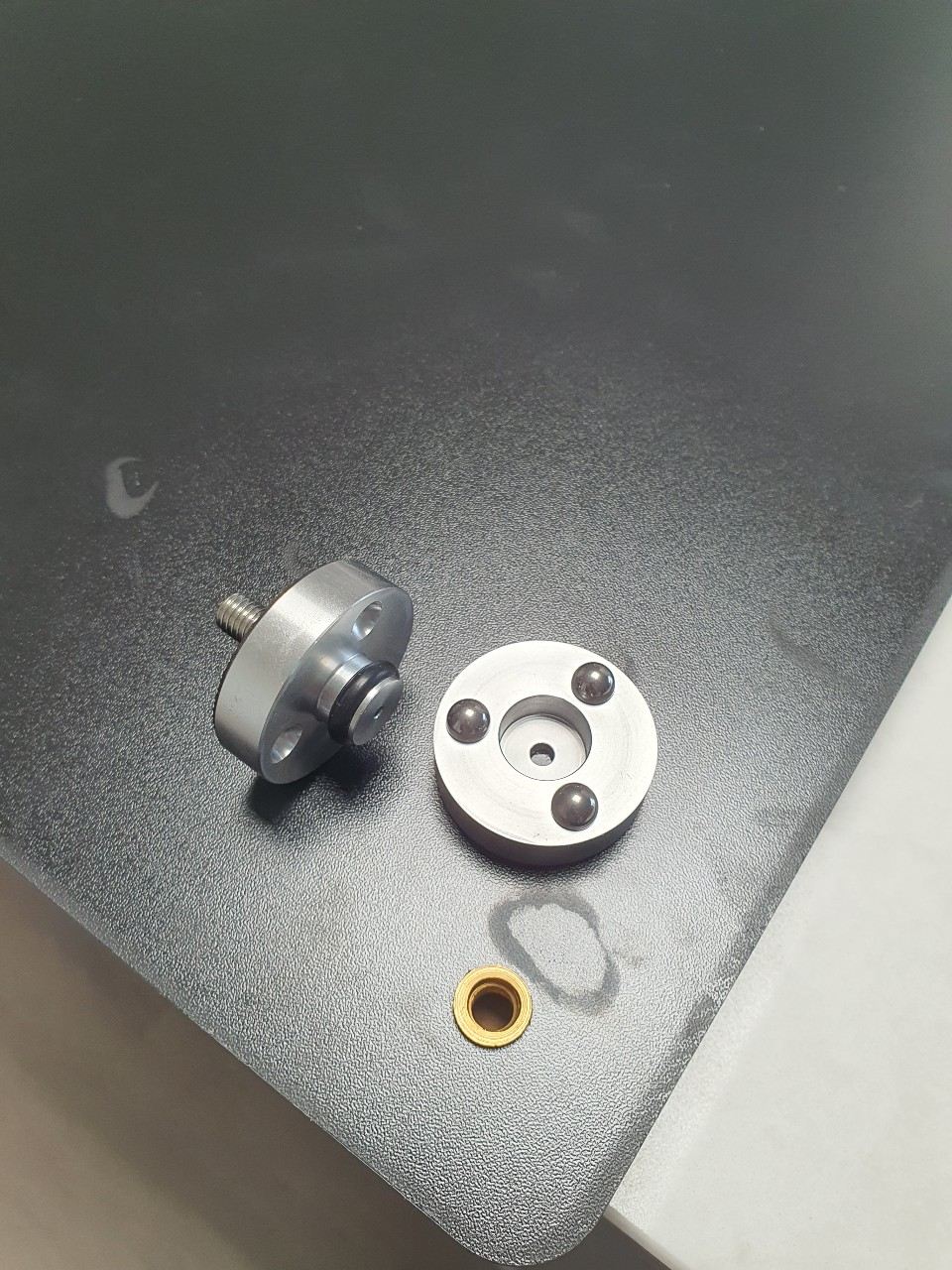 Platform with acoustic feet