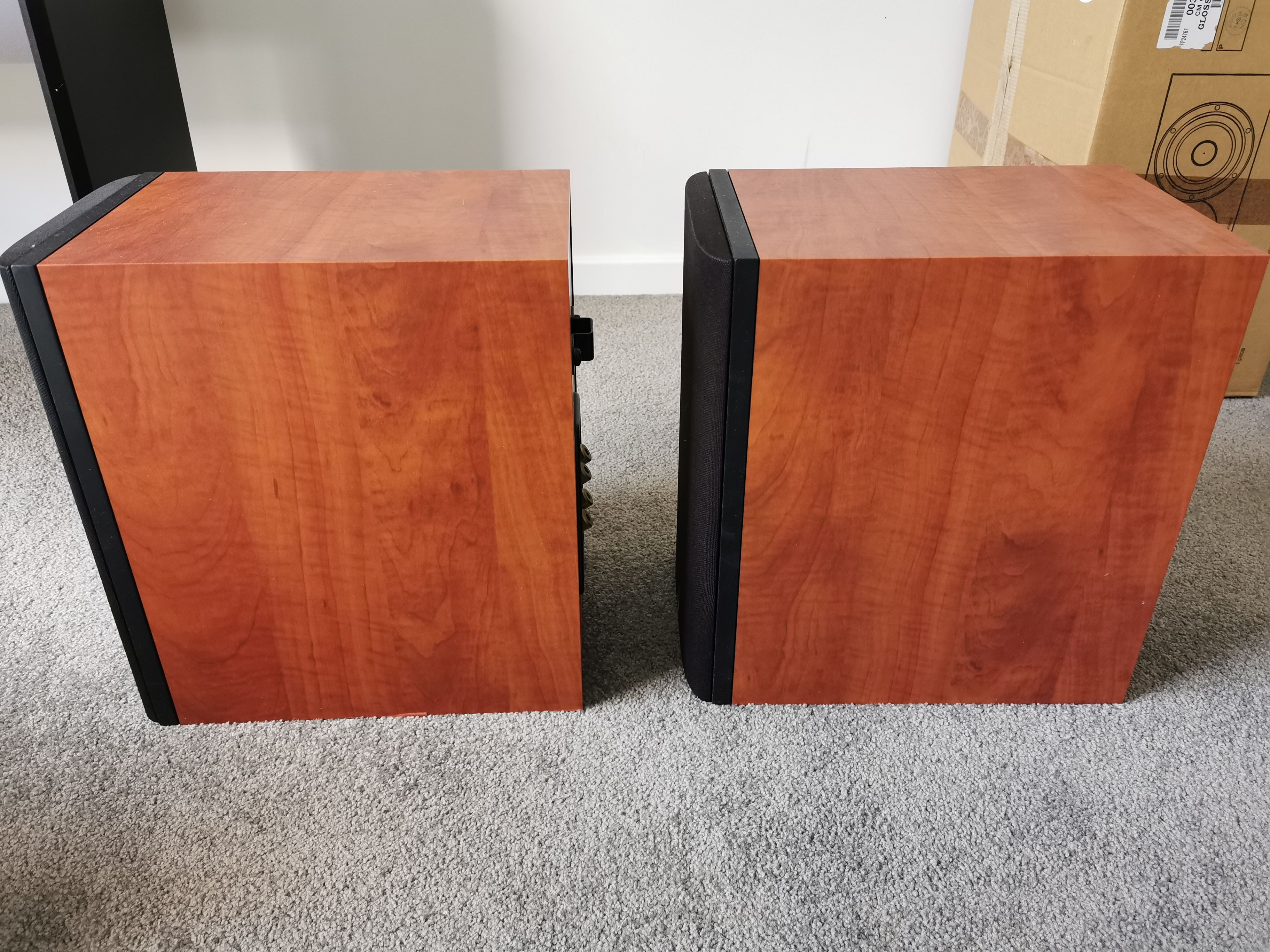 Bowers and Wilkins 685 speakers (Red Cherry) - Stereo, Home Cinema