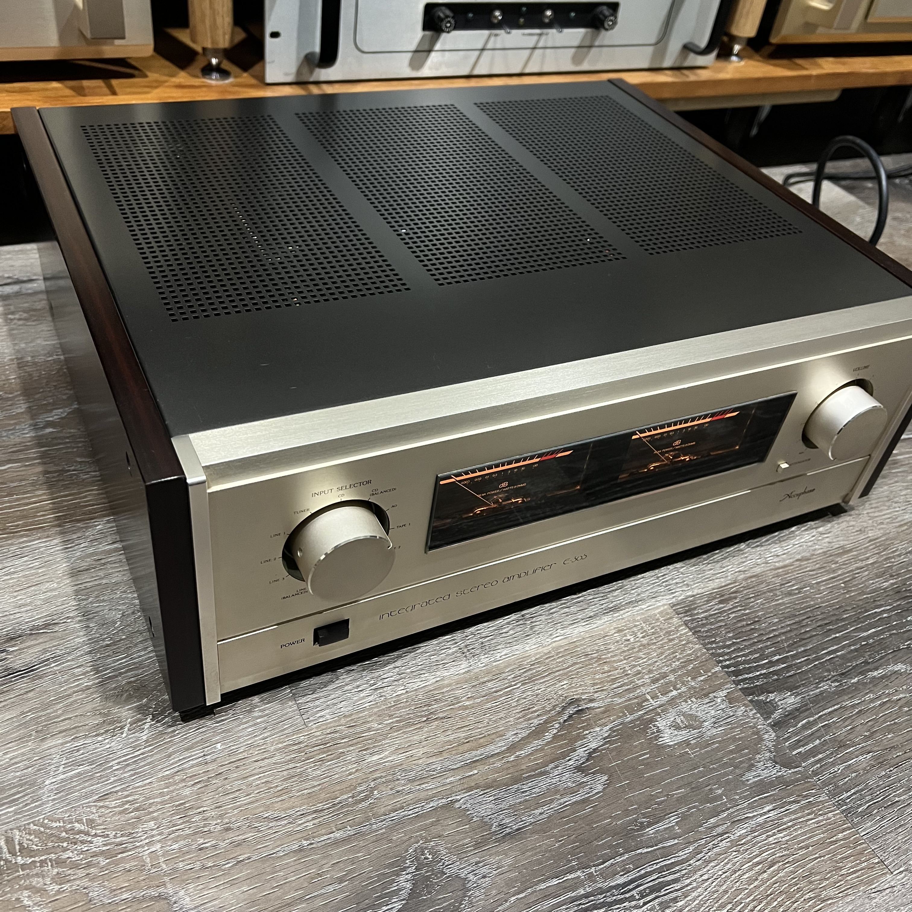 Accuphase E-305 Integrated Stereo Amplifier (240 Volt) - Stereo