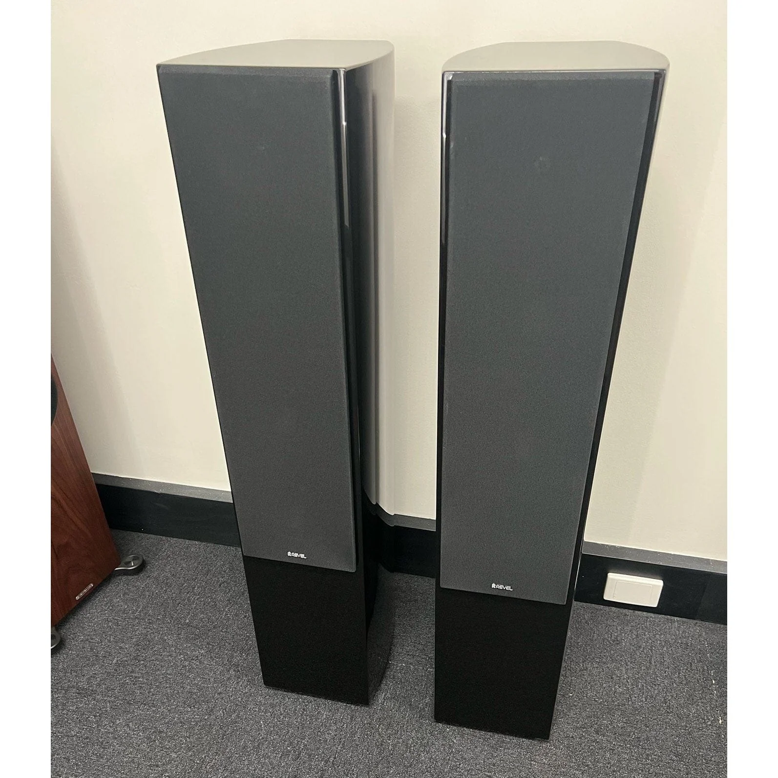 revel-floor-standing-speakers-39072757678338_1800x1800.webp.1c6c9440f7e6c2728ad9a0d1625bd342.webp