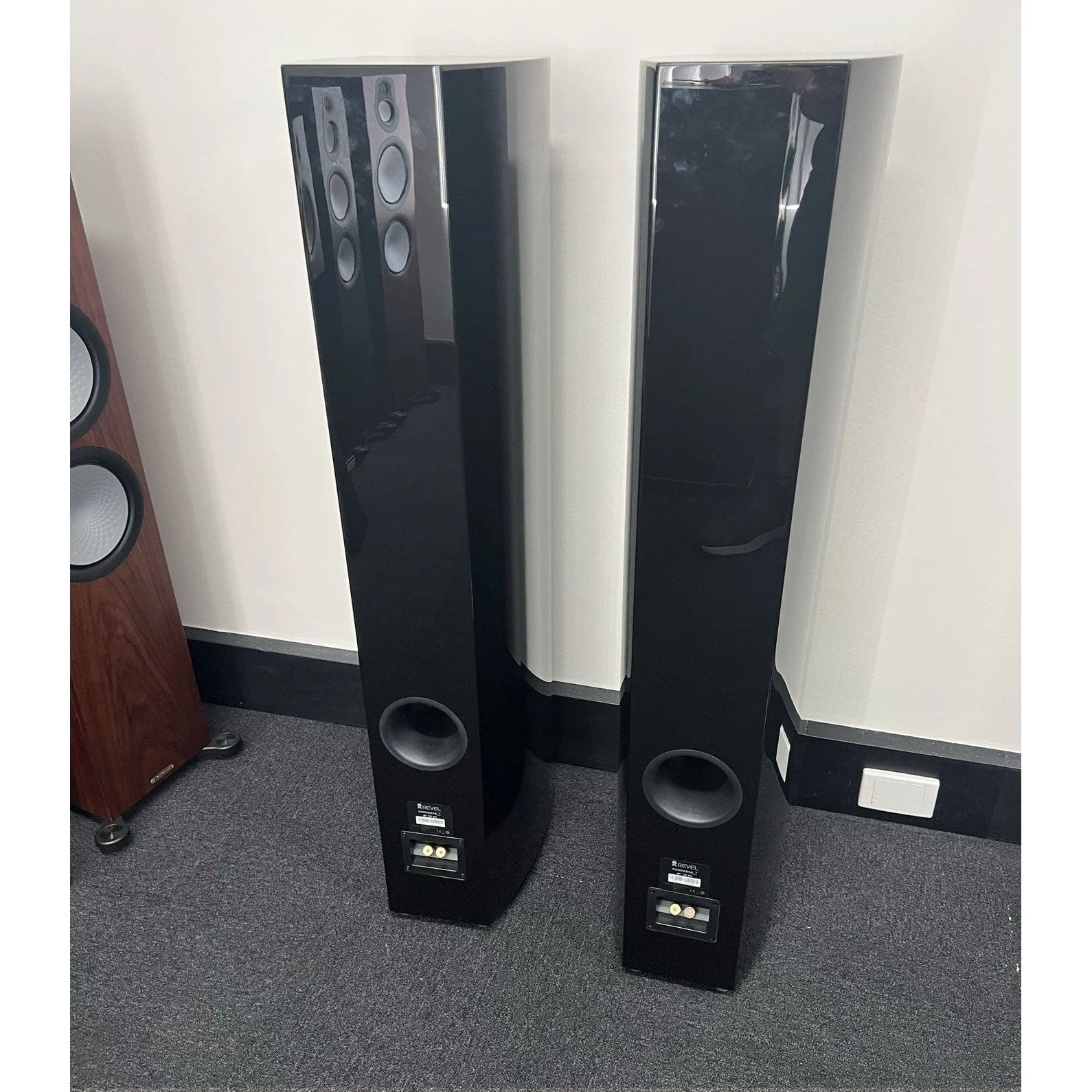 revel-floor-standing-speakers-39072757874946_1800x1800.webp.6185fab29dfda081f8996874c3920cc9.webp