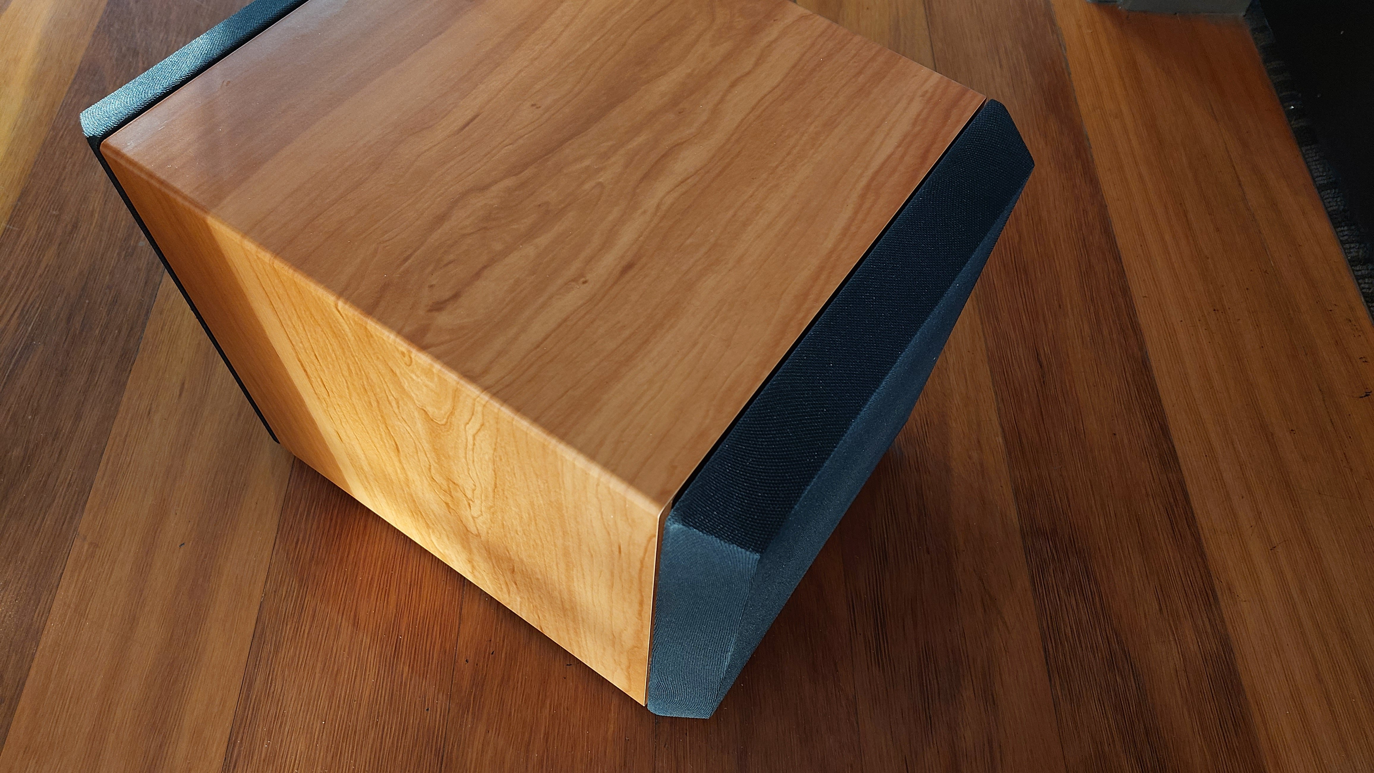 Earthquake SUPER NOVA powered 10" subwoofer