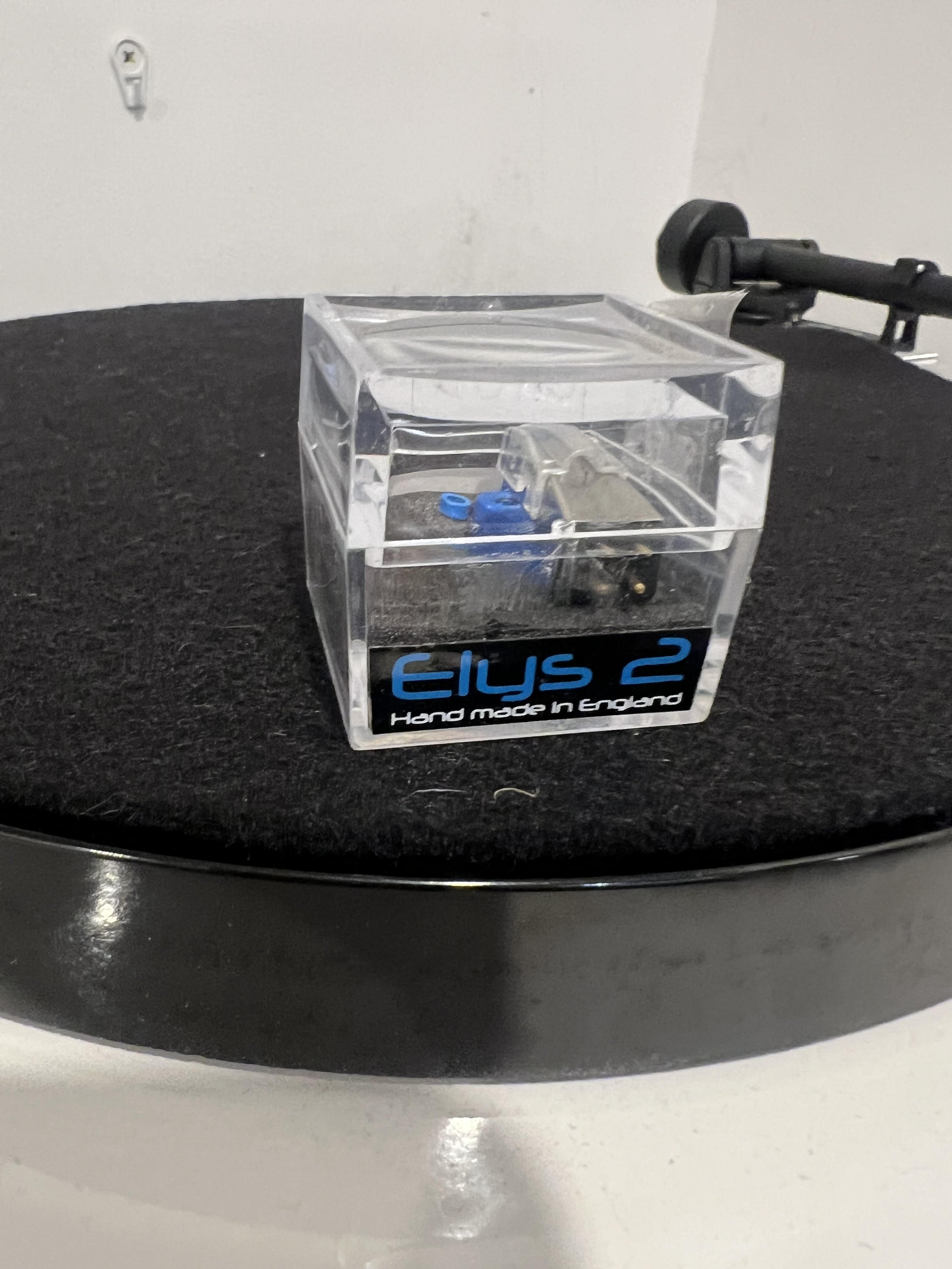 REGA P1 PLUS TURNTABLE with Elys2 Cartrige