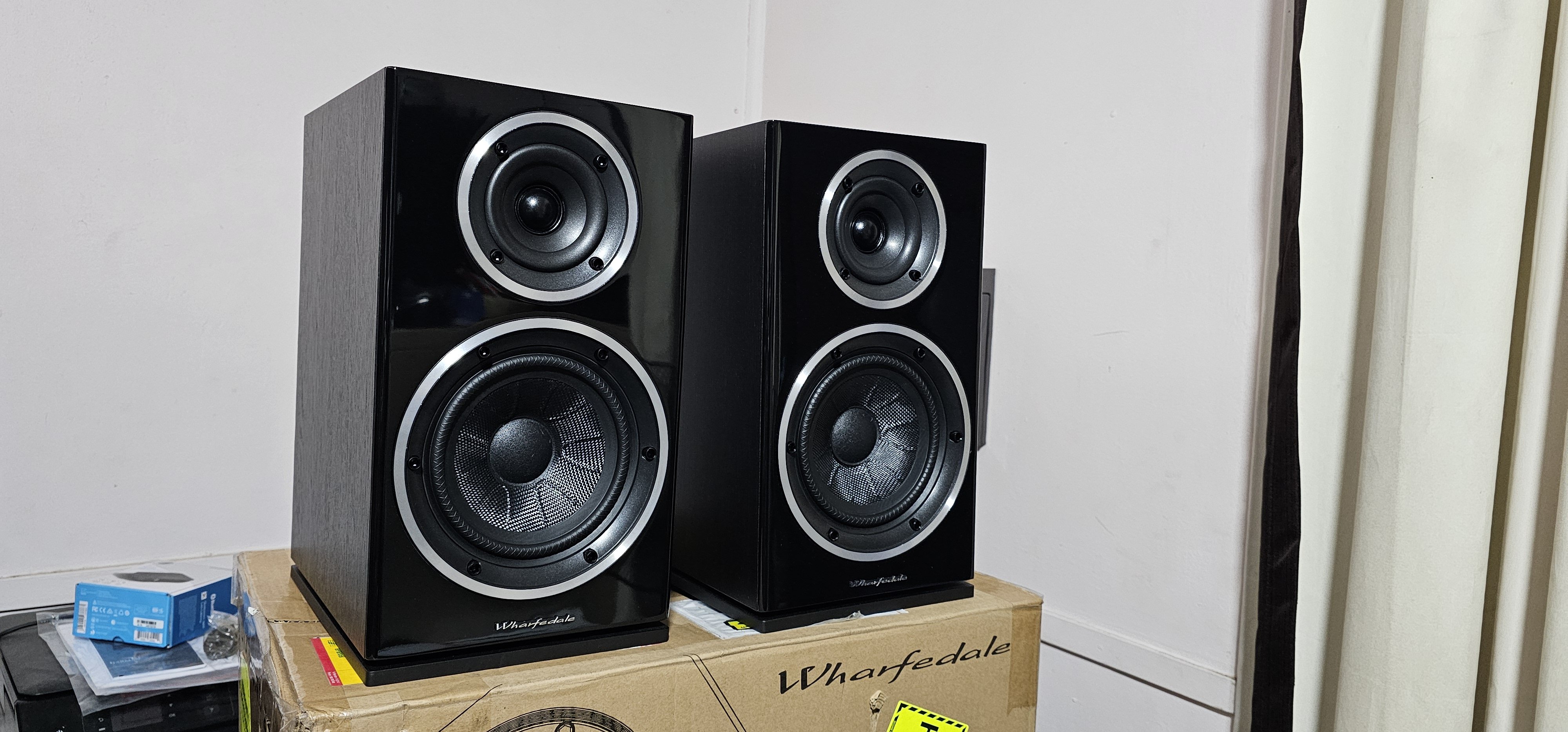 Wharfedale Diamond 225 Bookshelf speakers. ﻿ Stereo, Home Cinema