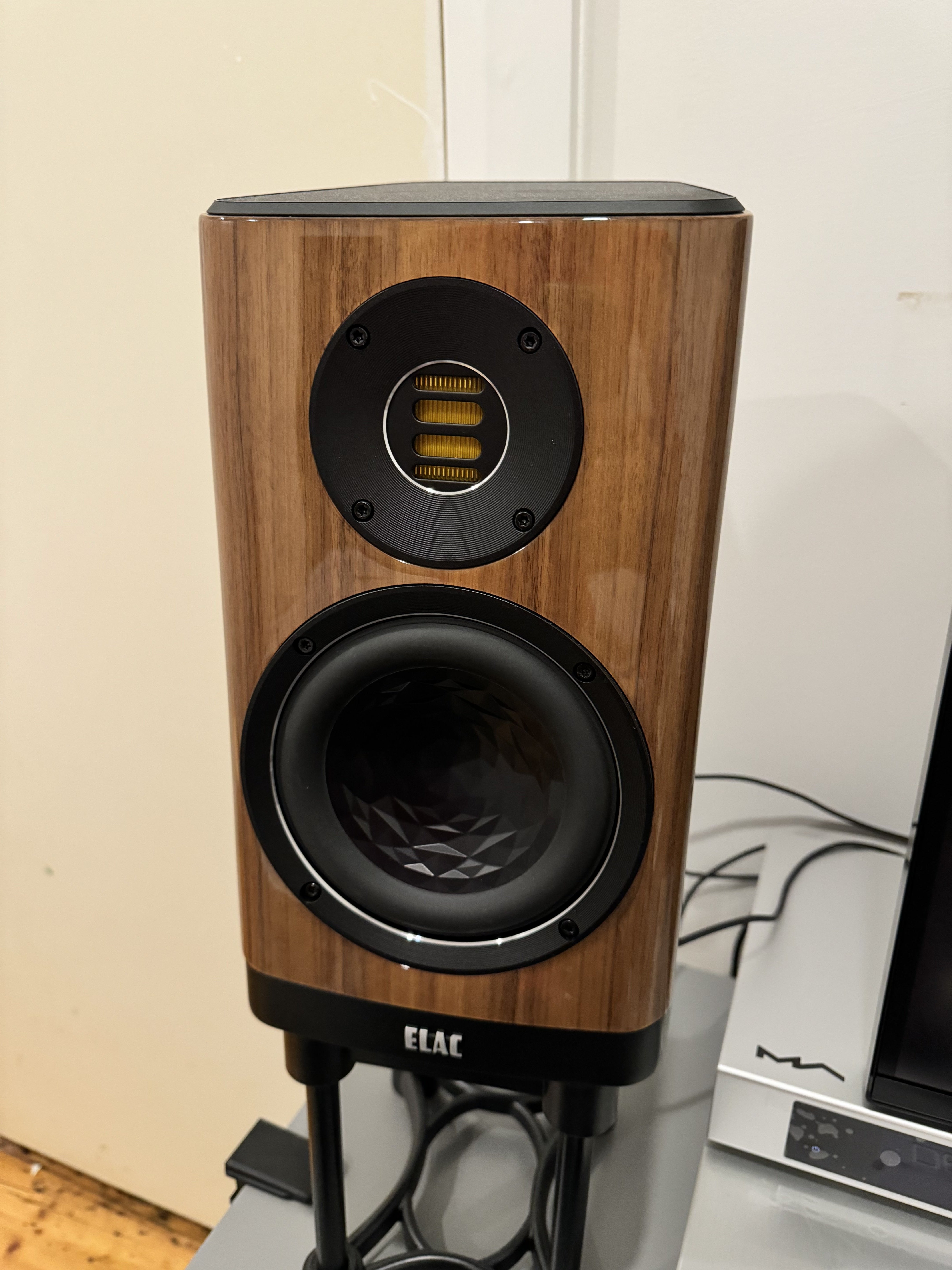 Elac Vela BS 403 Bookshelf Speakers - Walnut - Stereo, Home Cinema 
