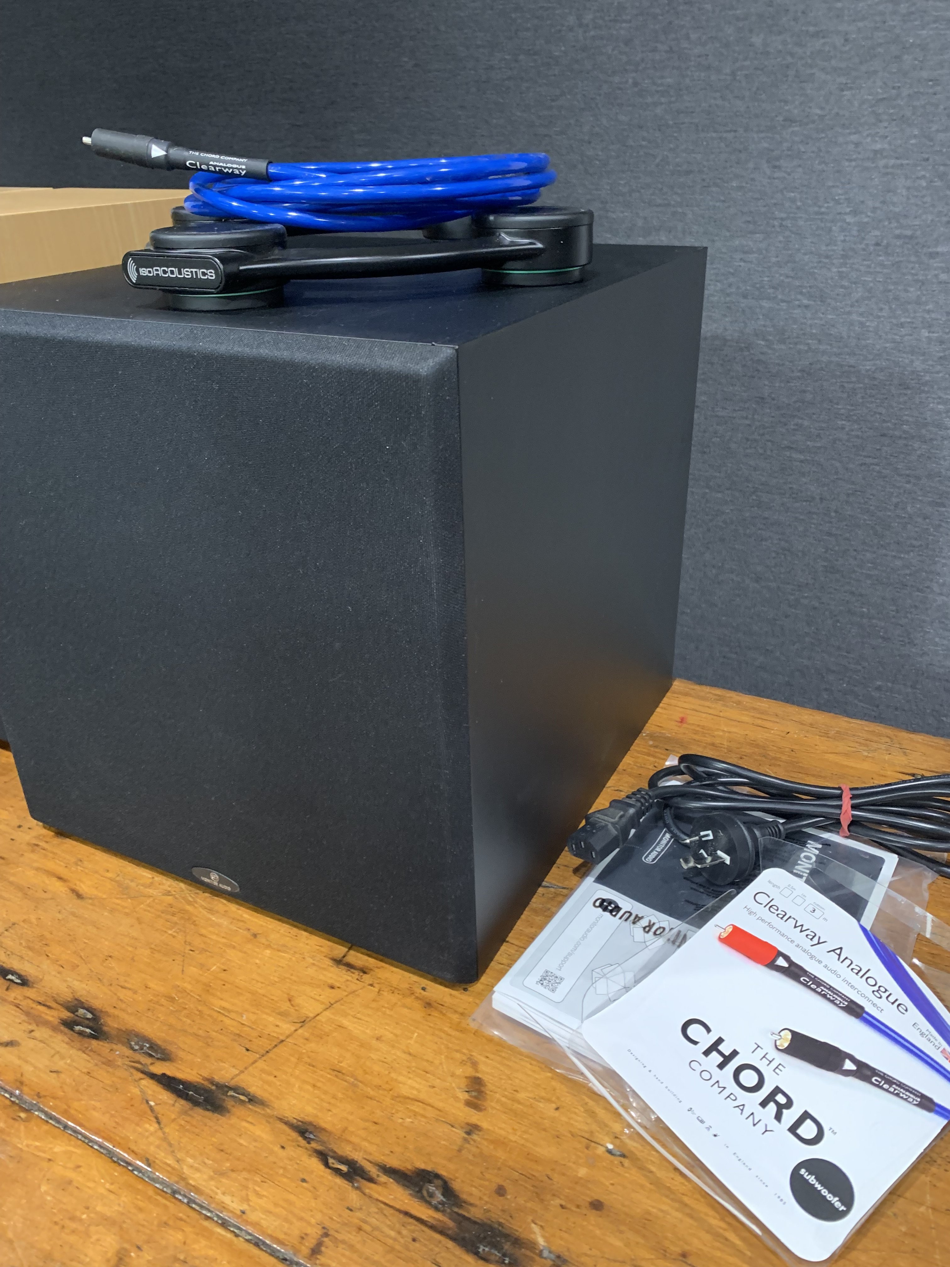 Monitor Audio MRW10, Clearway cable, Isoacoustic isolator.