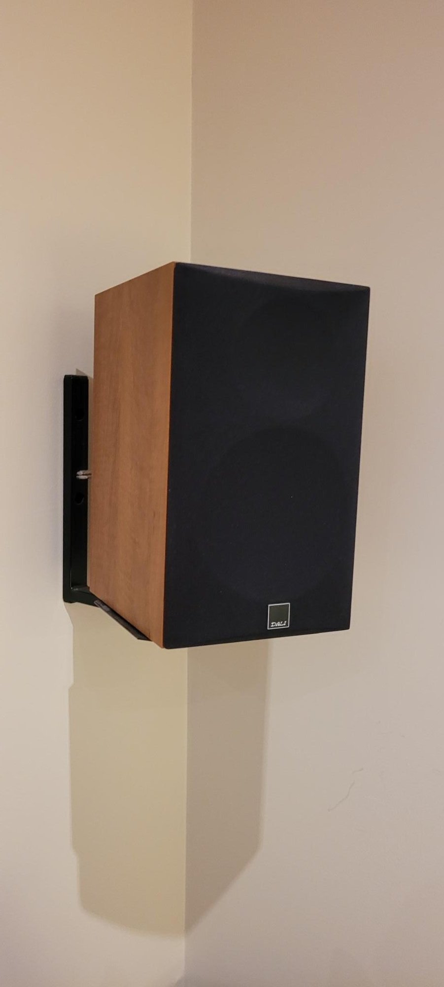 RH rear Bookshelf speaker .jpg