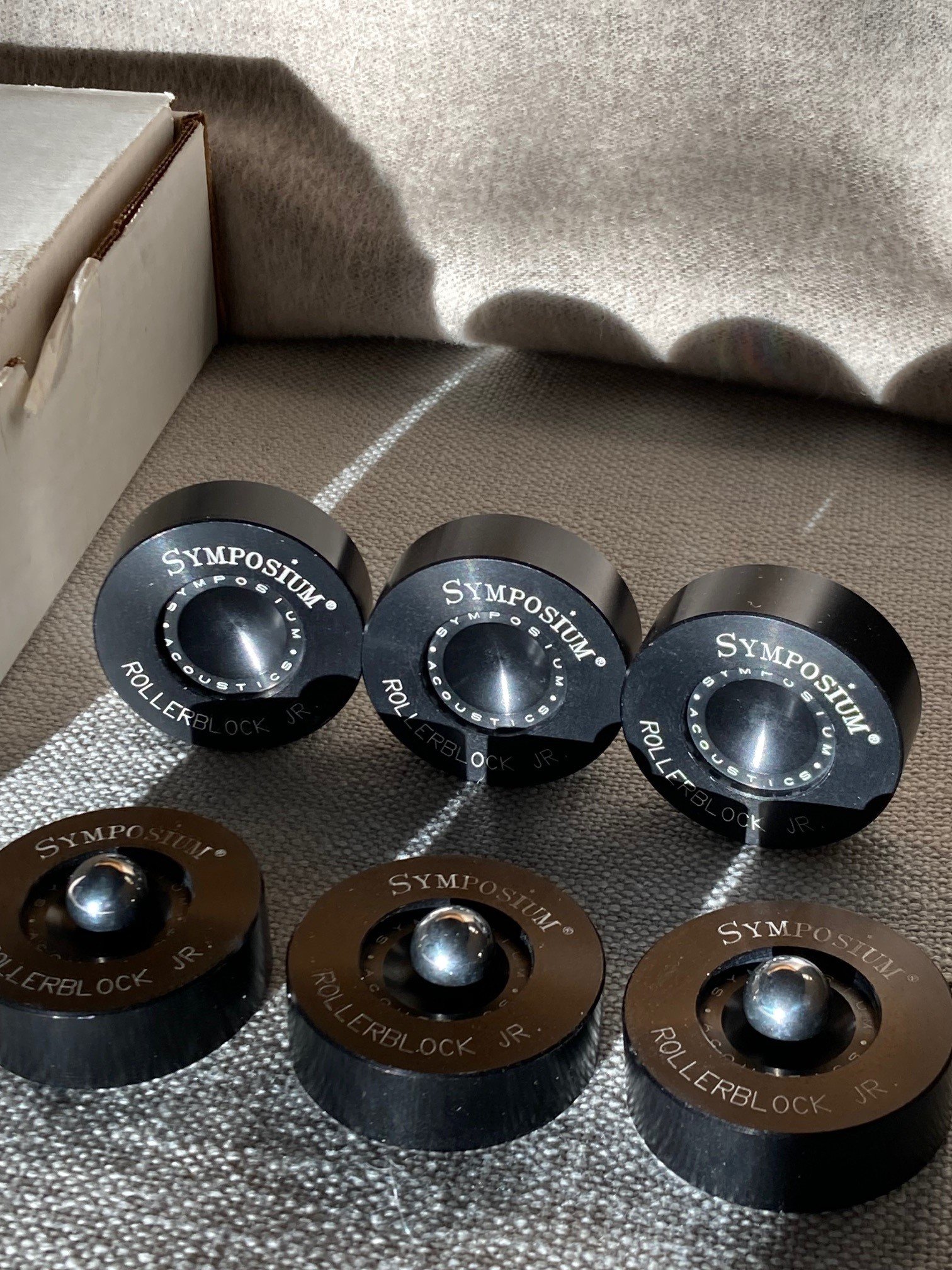 Symposium Acoustics Rollerblock Jr.+ Isolation Devices - Tweaks ...