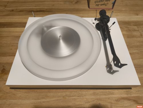 Pro-Ject Debut Carbon DC Turntable
