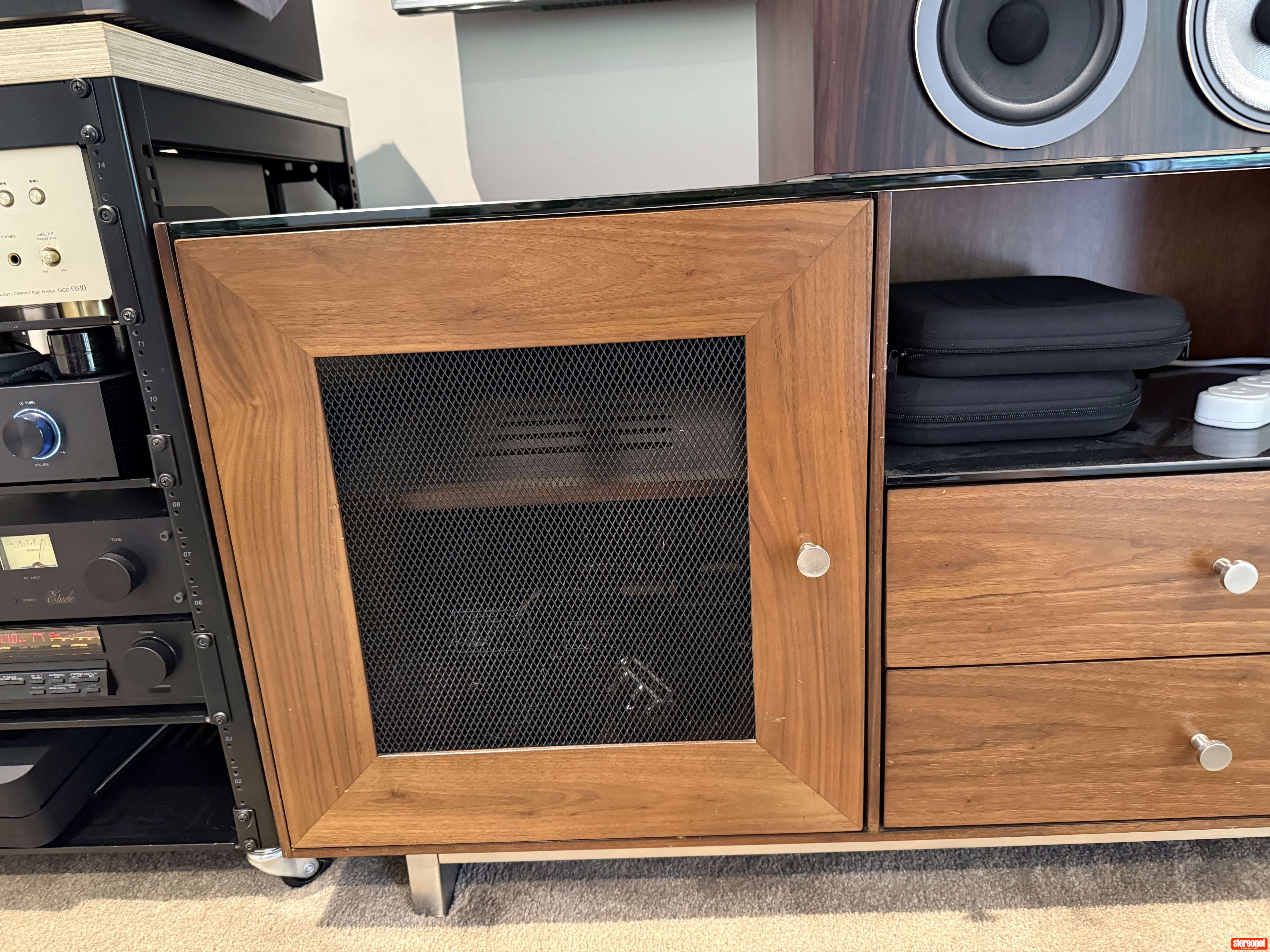 Sanus Cadenza 61 AV Rack / Cabinet - Racks & Cabinets - StereoNET