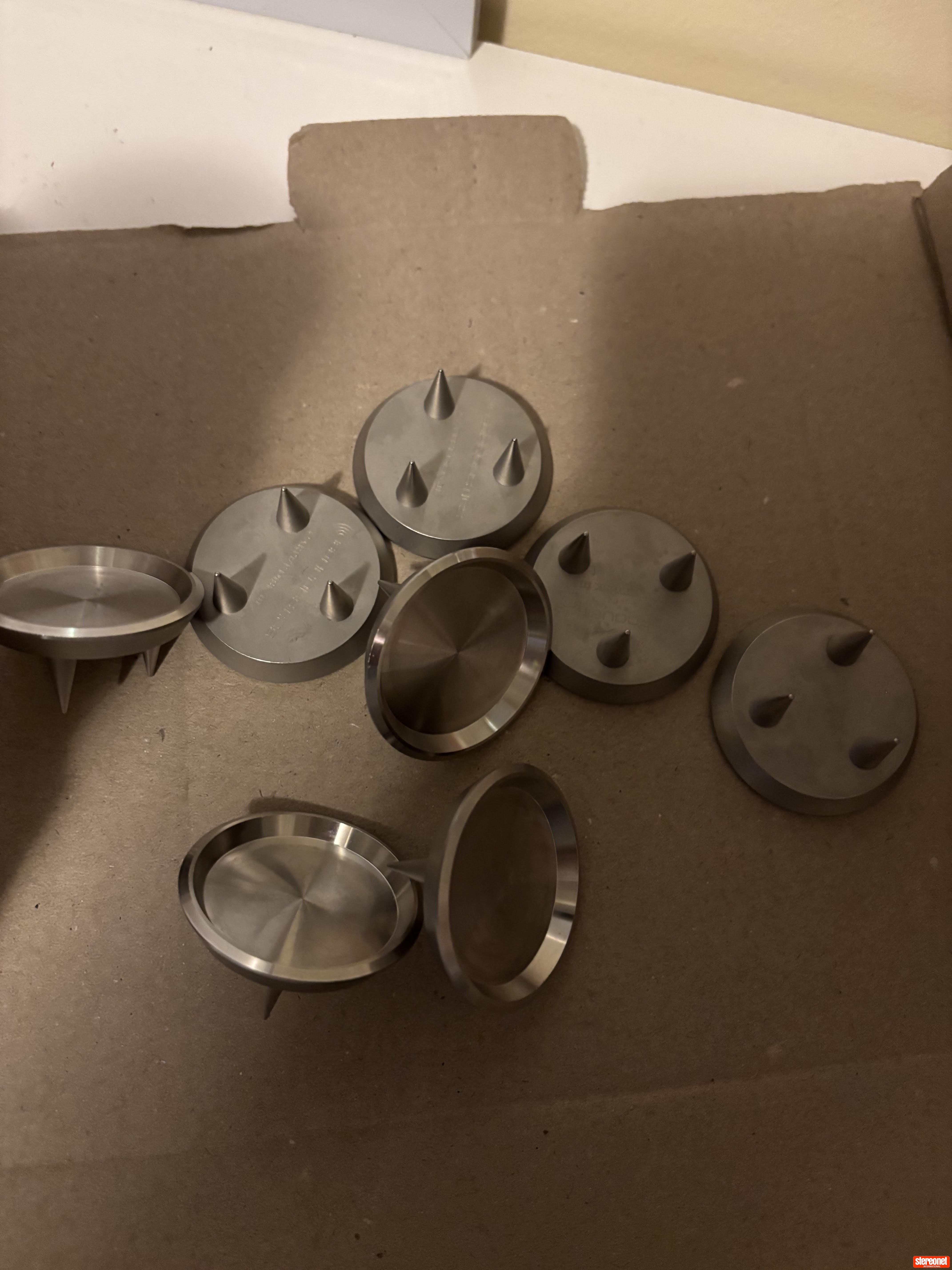 IsoAcoustics Gaia III carpet disks Isolation Footers