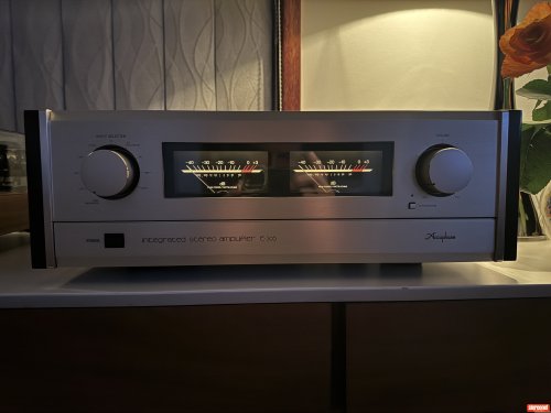 Accuphase E-305 Integrated Amplifier (Solid State) - Integrated
