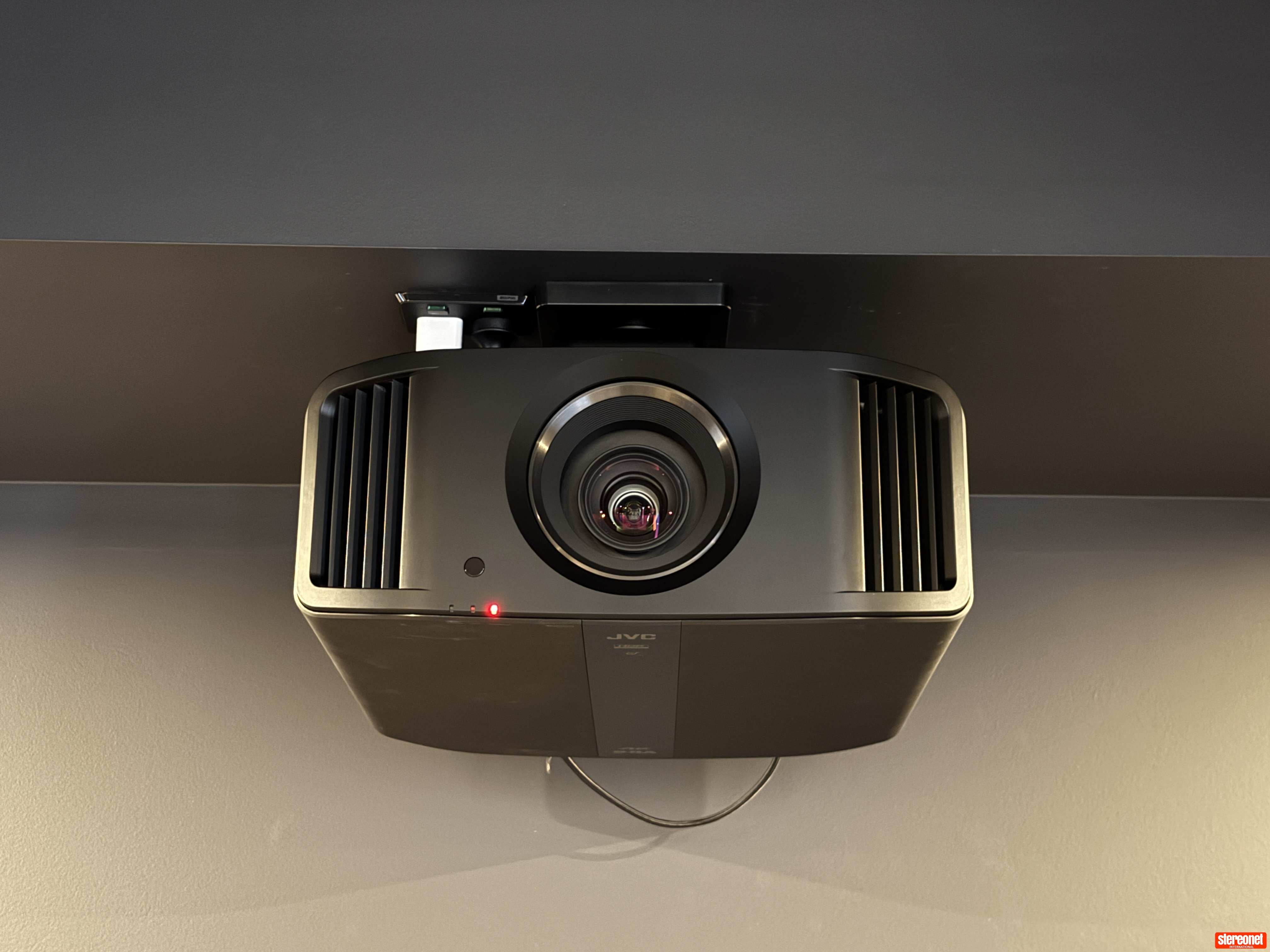 JVC N7B Projector - Projectors & Screens - StereoNET