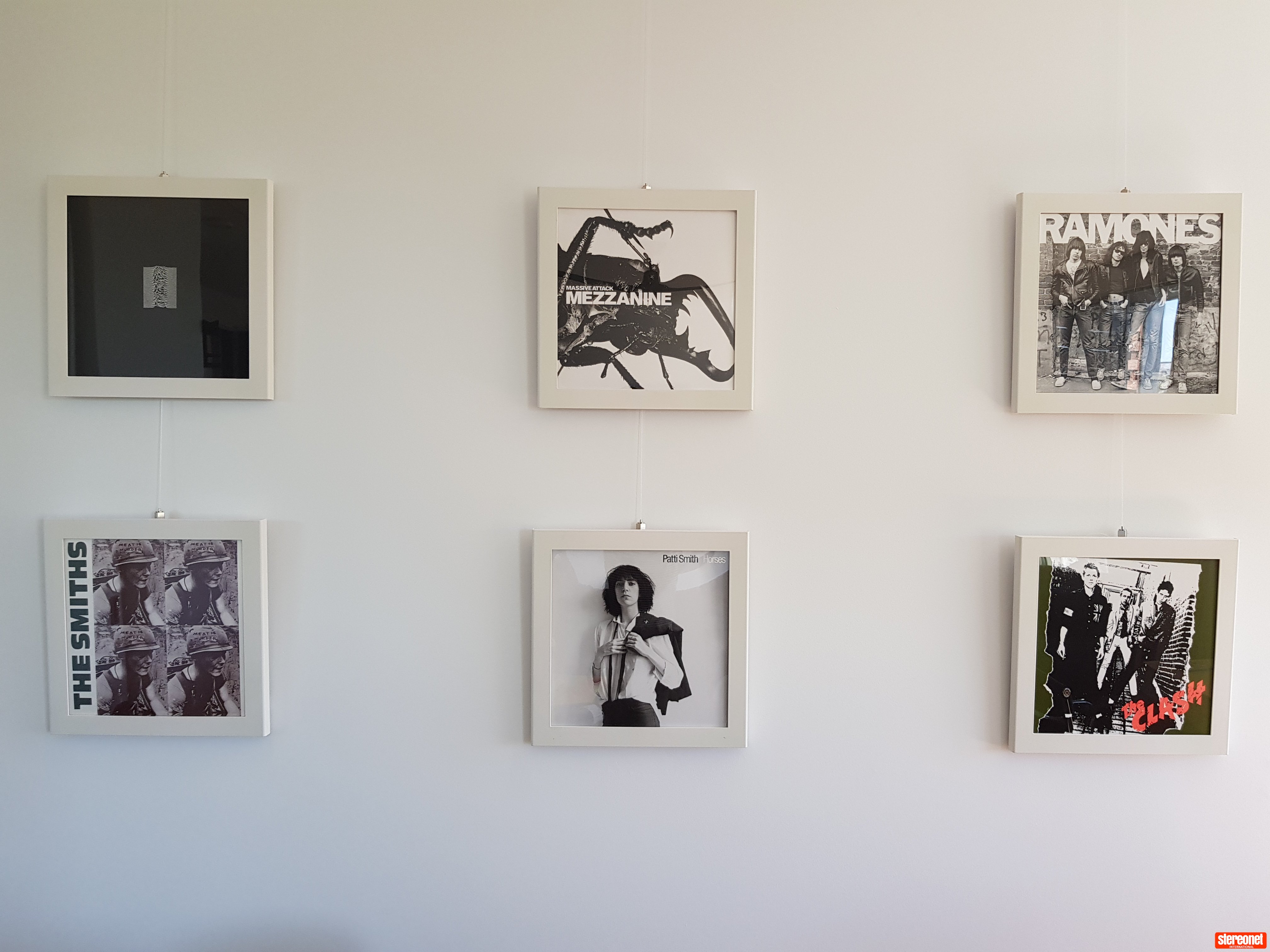 ART VINYL PLAY & DISPLAY FLIP FRAME Vinyl Display Frame