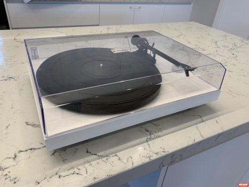 Pro-Ject Debut Carbon USB Turntable