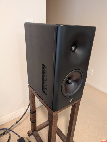 Dutch & Dutch Full range active 8c Floorstanding Loudspeakers