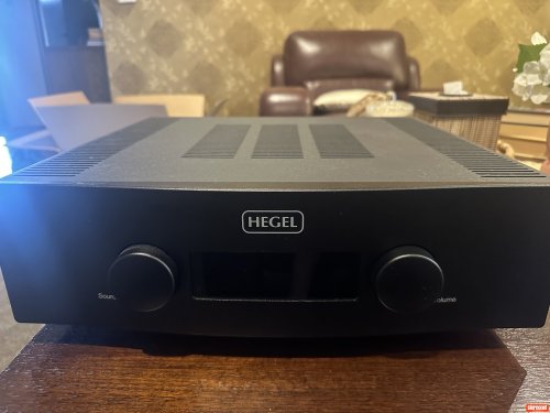 Hegel Music Systems 390 Integrated Amplifier (Solid State)