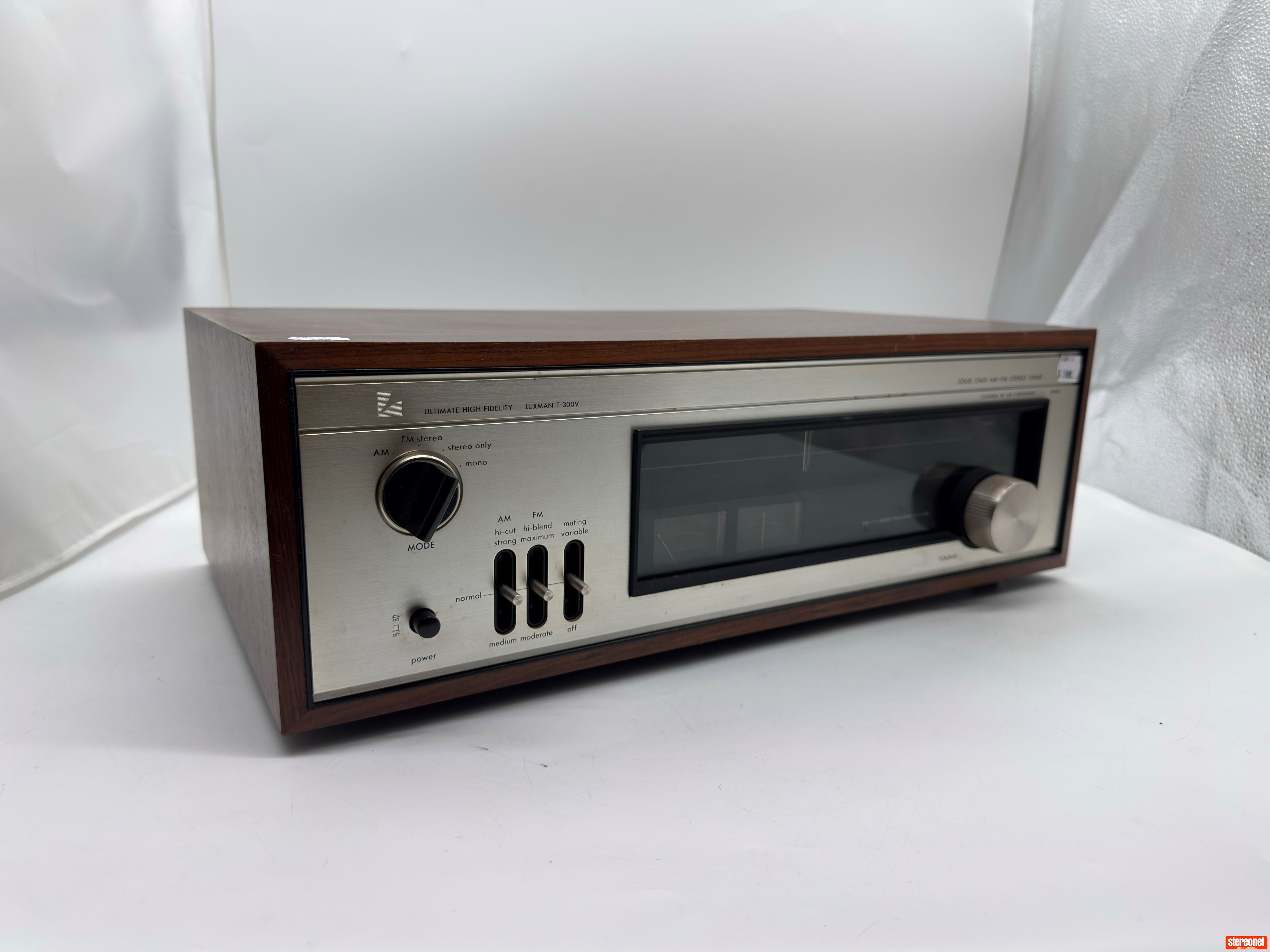 Luxman T-300V Stereo Tuner