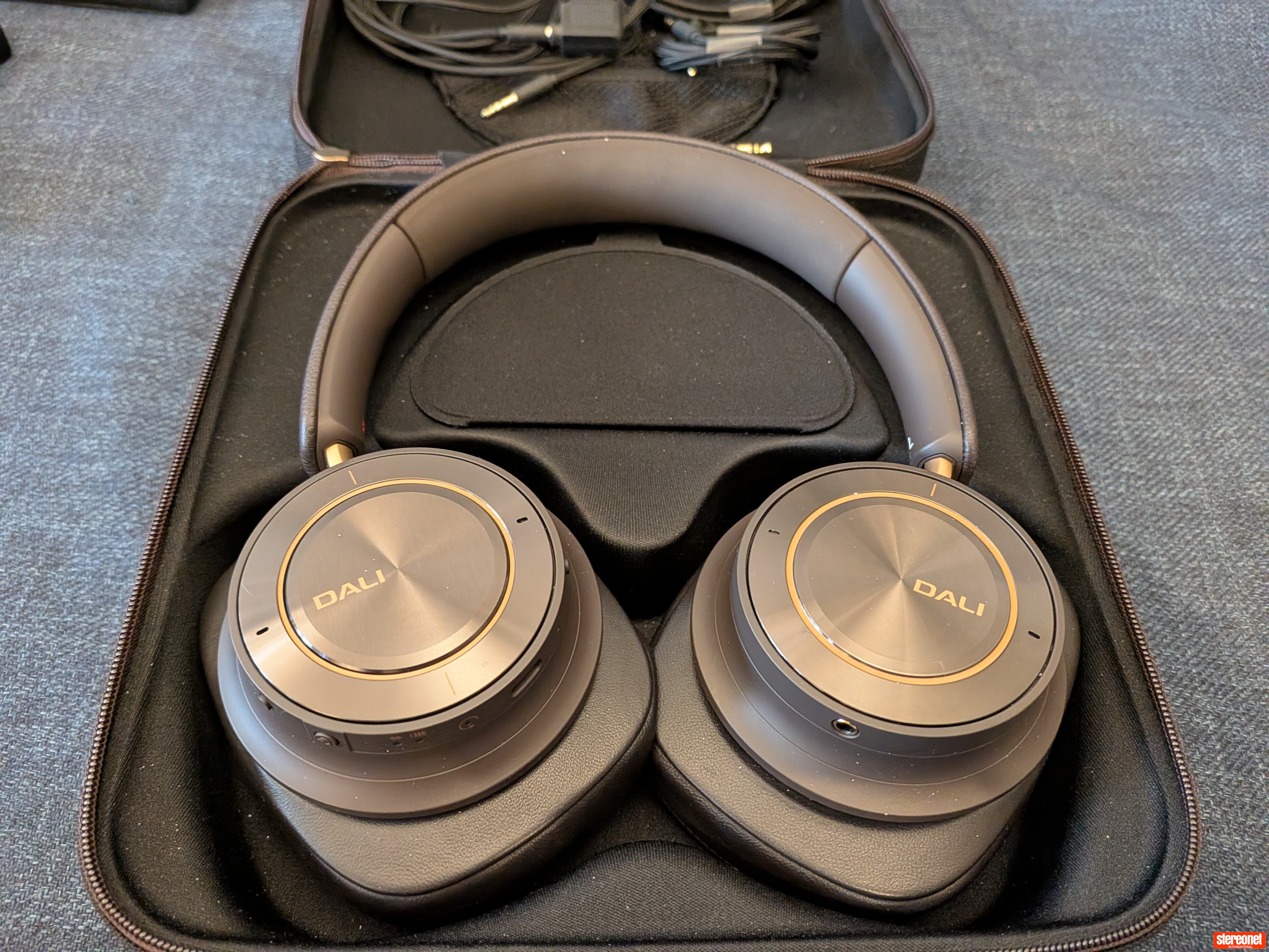 DALI IO-12 Closed Back Headphones - Over/On Ear