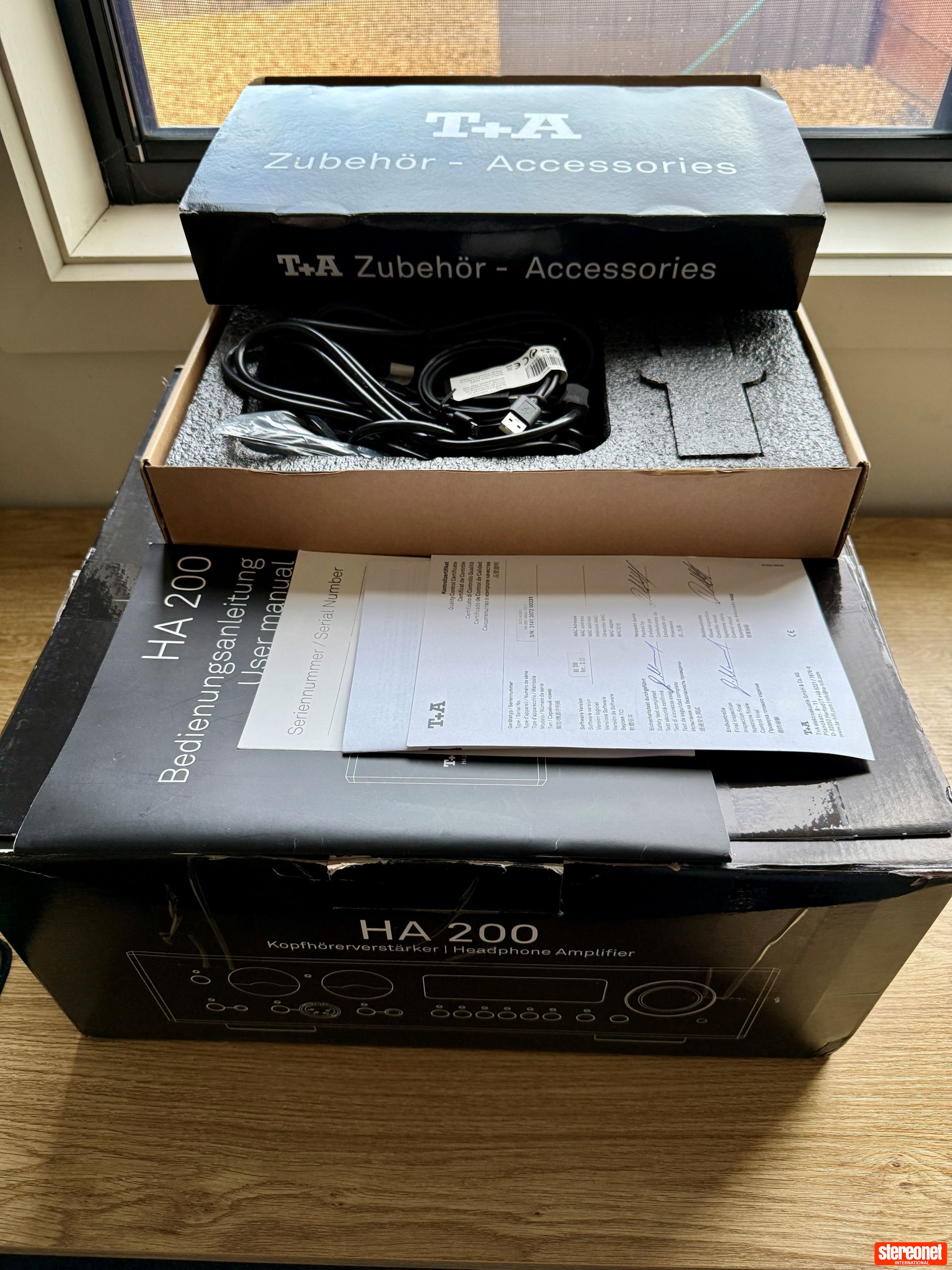 T+A elektroakustik HA 200 + Solitaire P Headphones & Amplifier Package