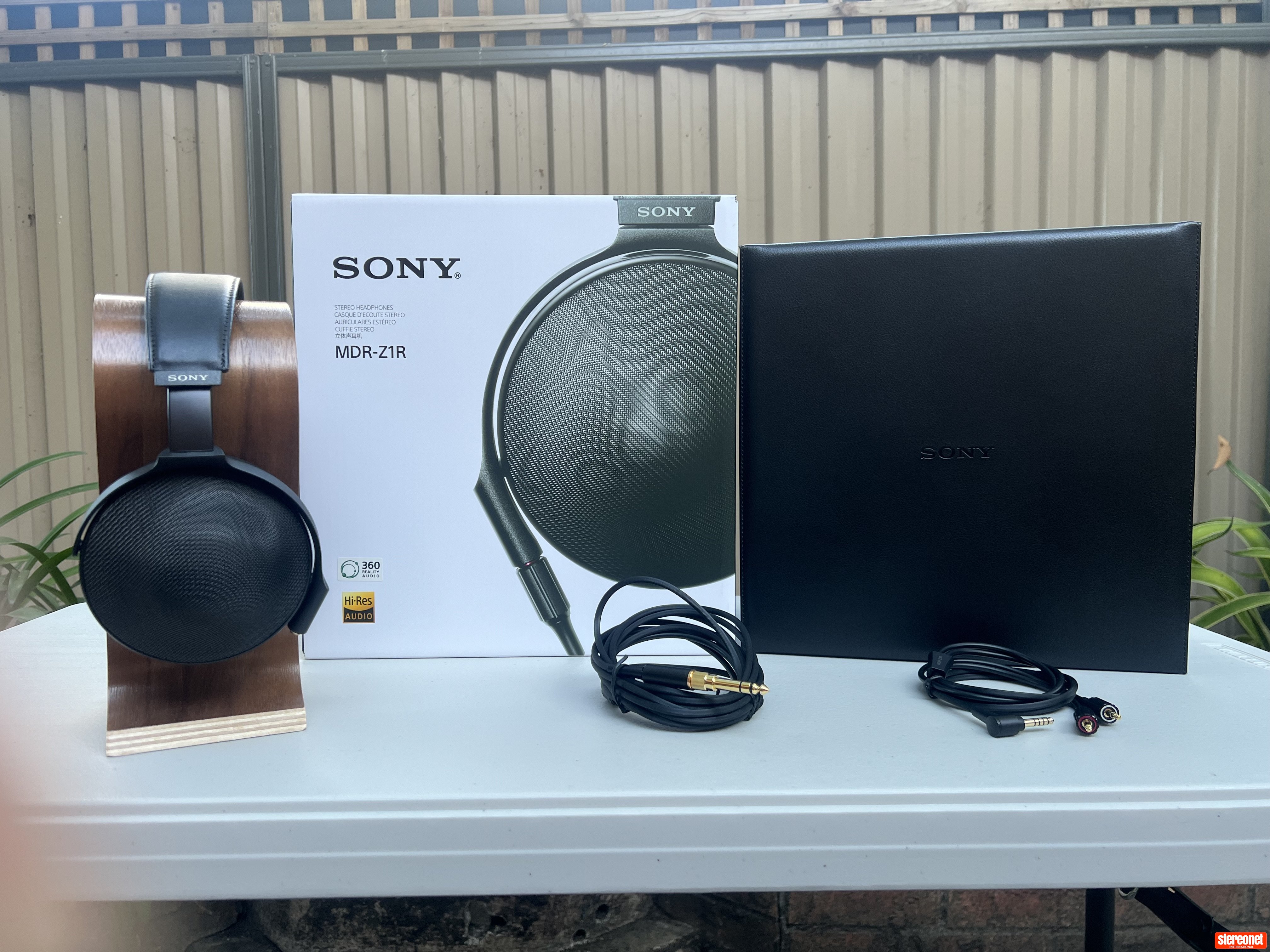Sony MDRZ1R Headphones - Over/On Ear