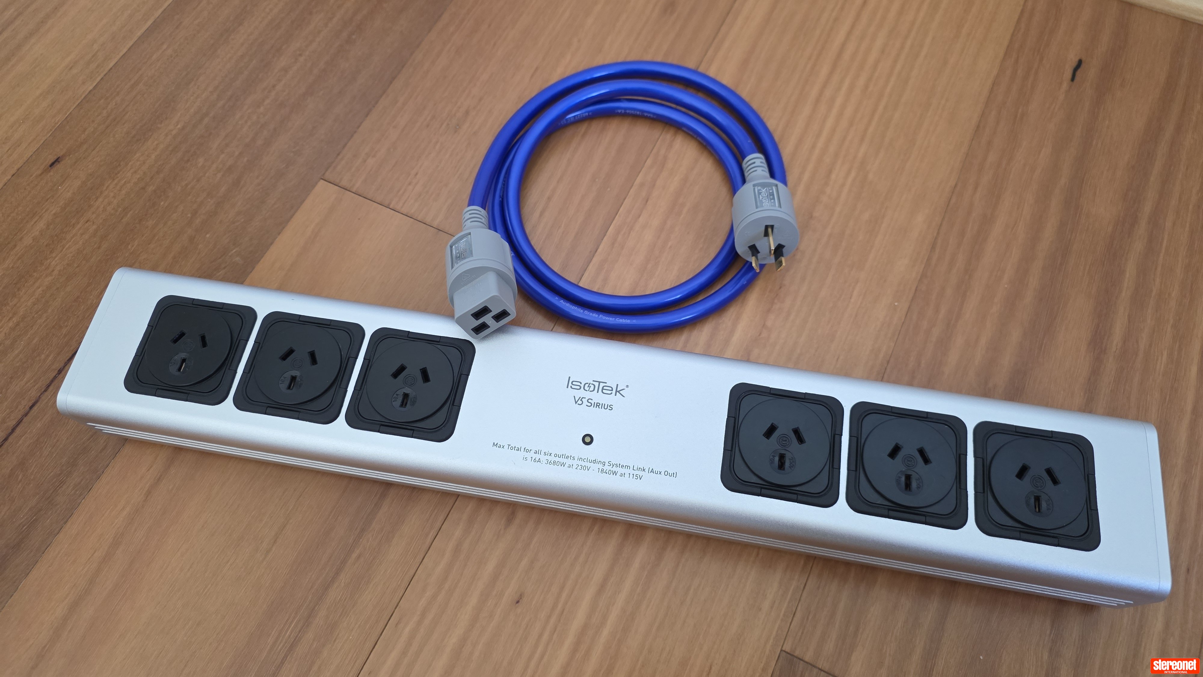 IsoTek V5 Sirius with EVO3 Premier cable Power Conditioner