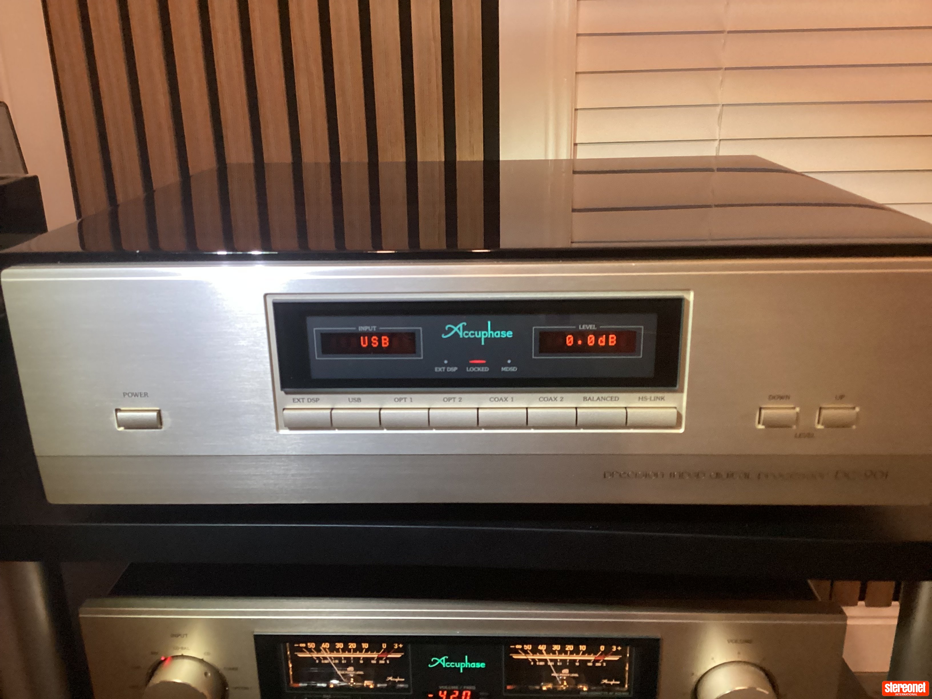 Accuphase DC901 Digital Analog Converter (DAC)