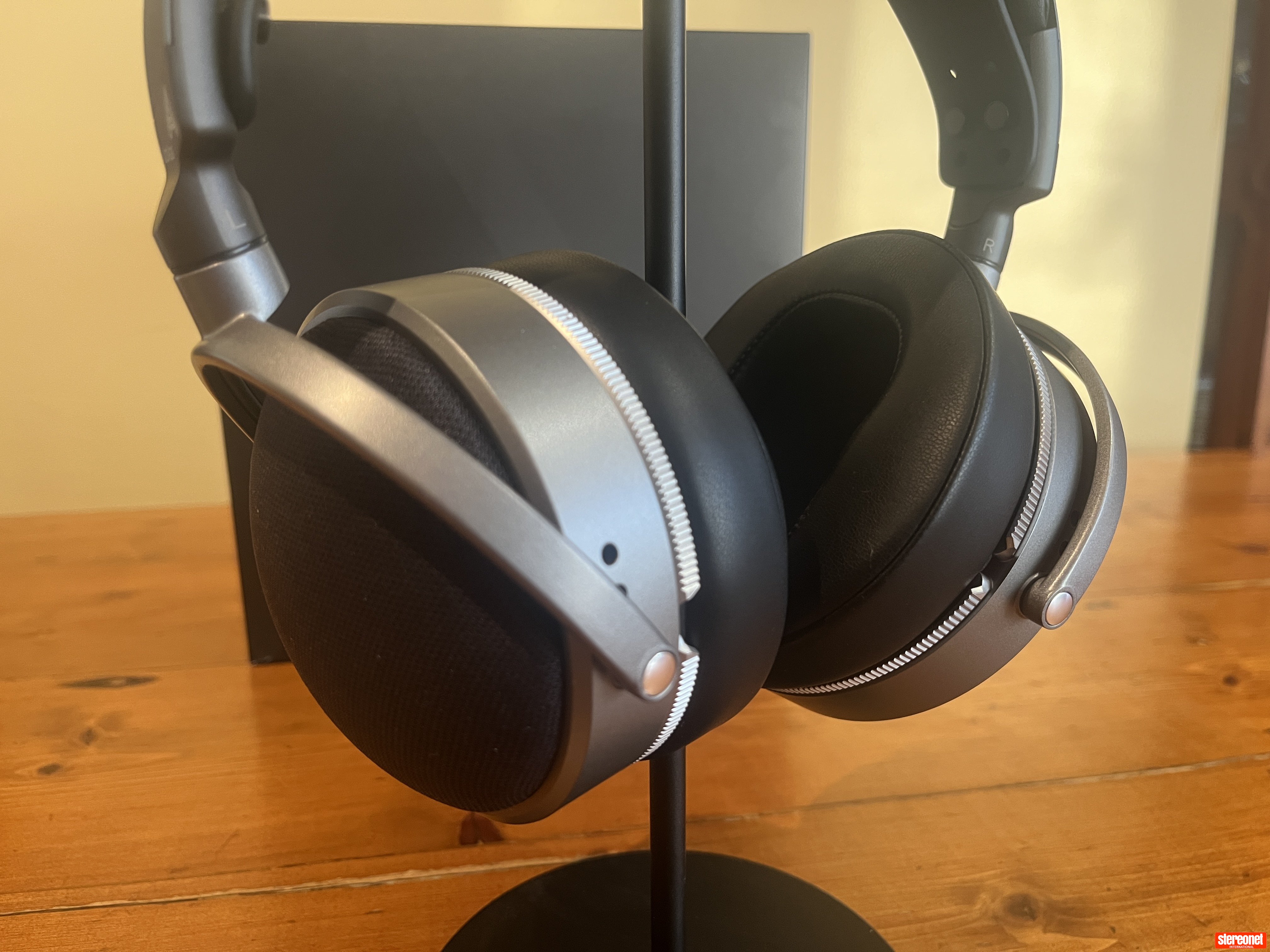 Audeze LCD-S20 Headphones - Over/On Ear