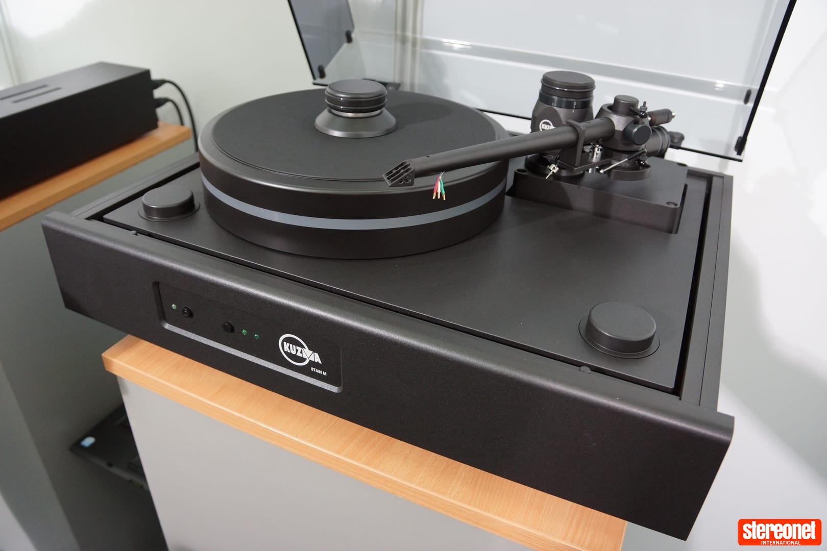 Kuzma Stabi M or R Turntable