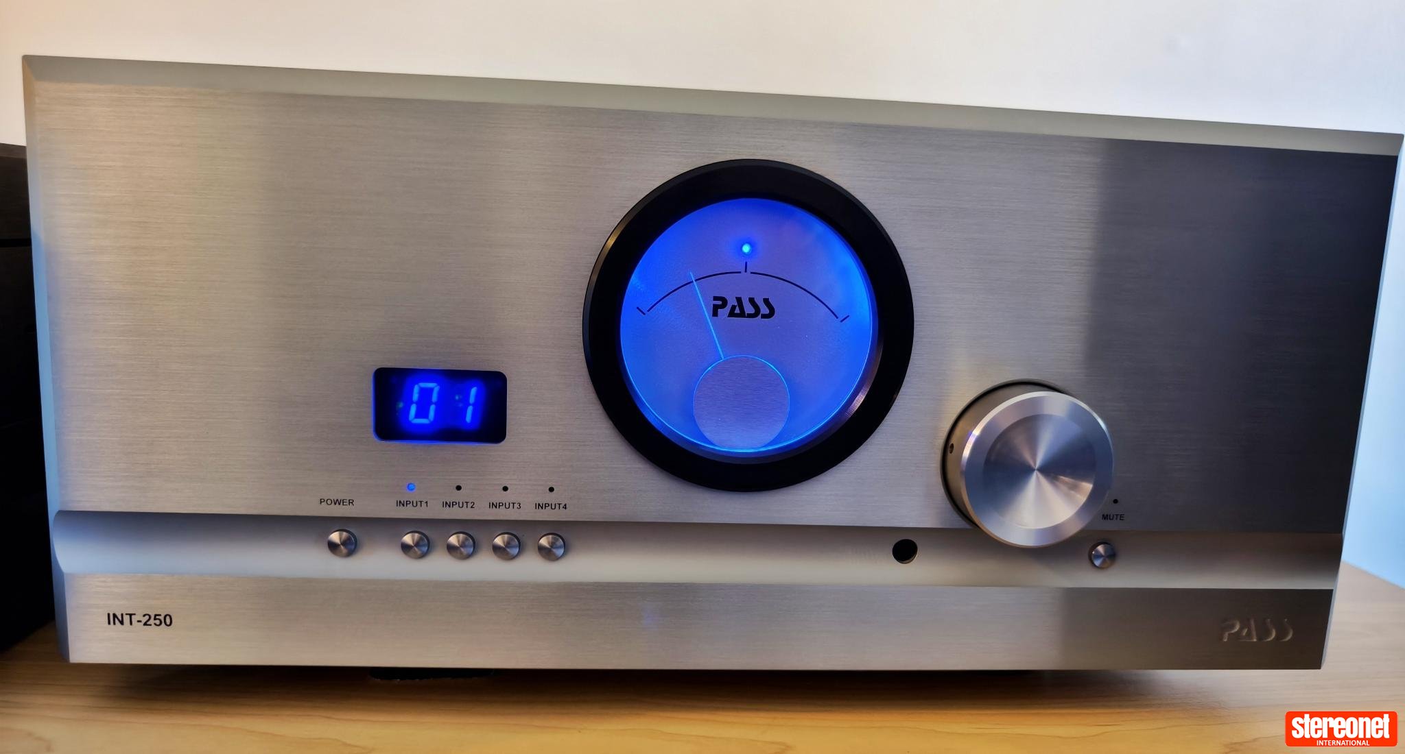 Pass Labs INT-250 Integrated Amplifier (Solid State)