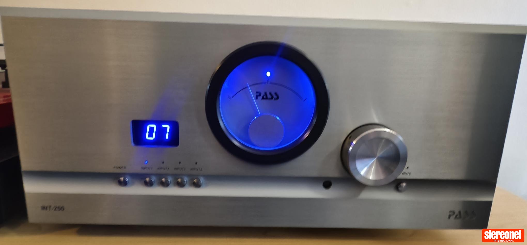 Pass Labs INT-250 Integrated Amplifier (Solid State)