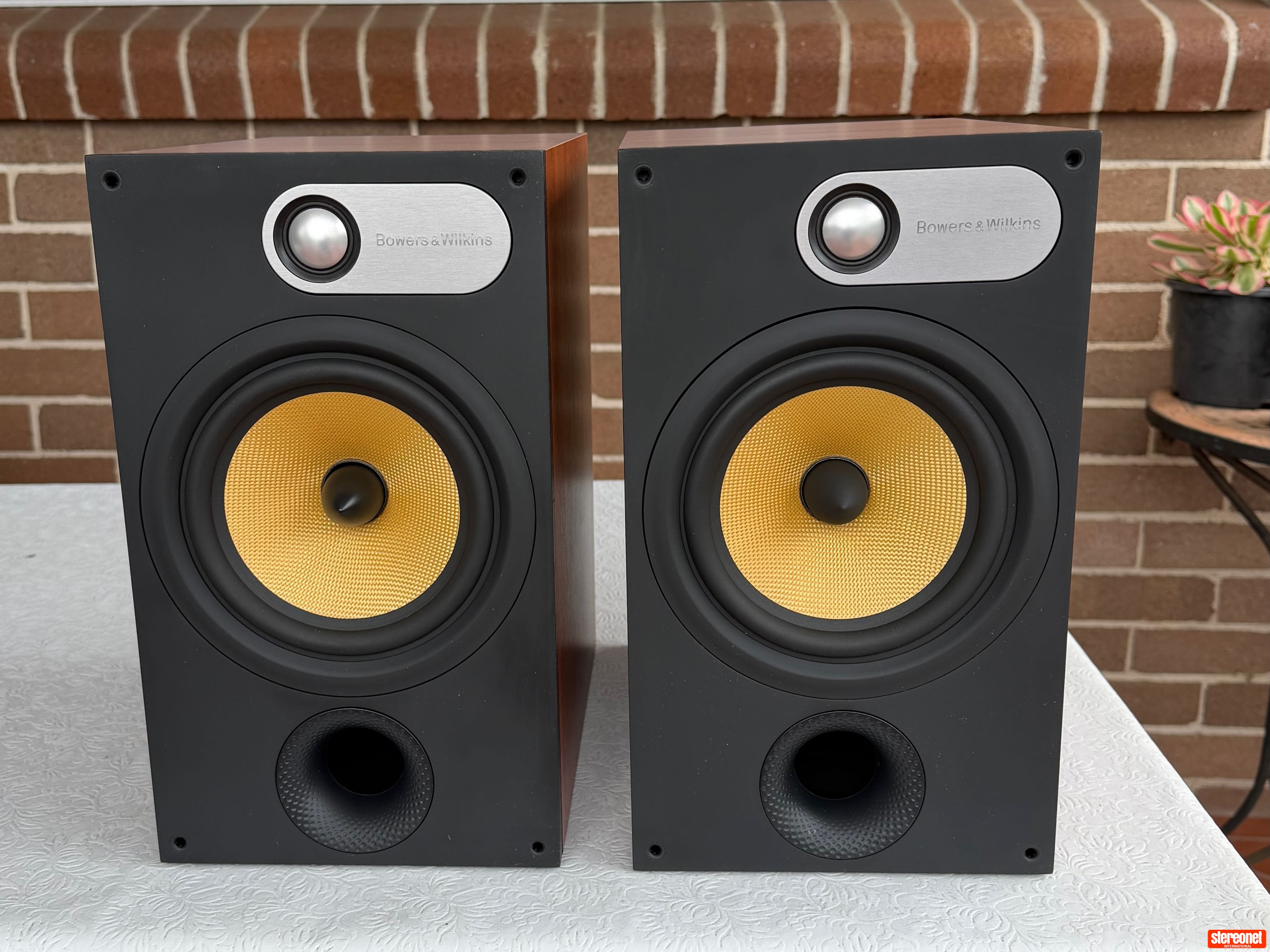 Bowers & Wilkins 685 Series 1 Bookshelf Loudspeakers